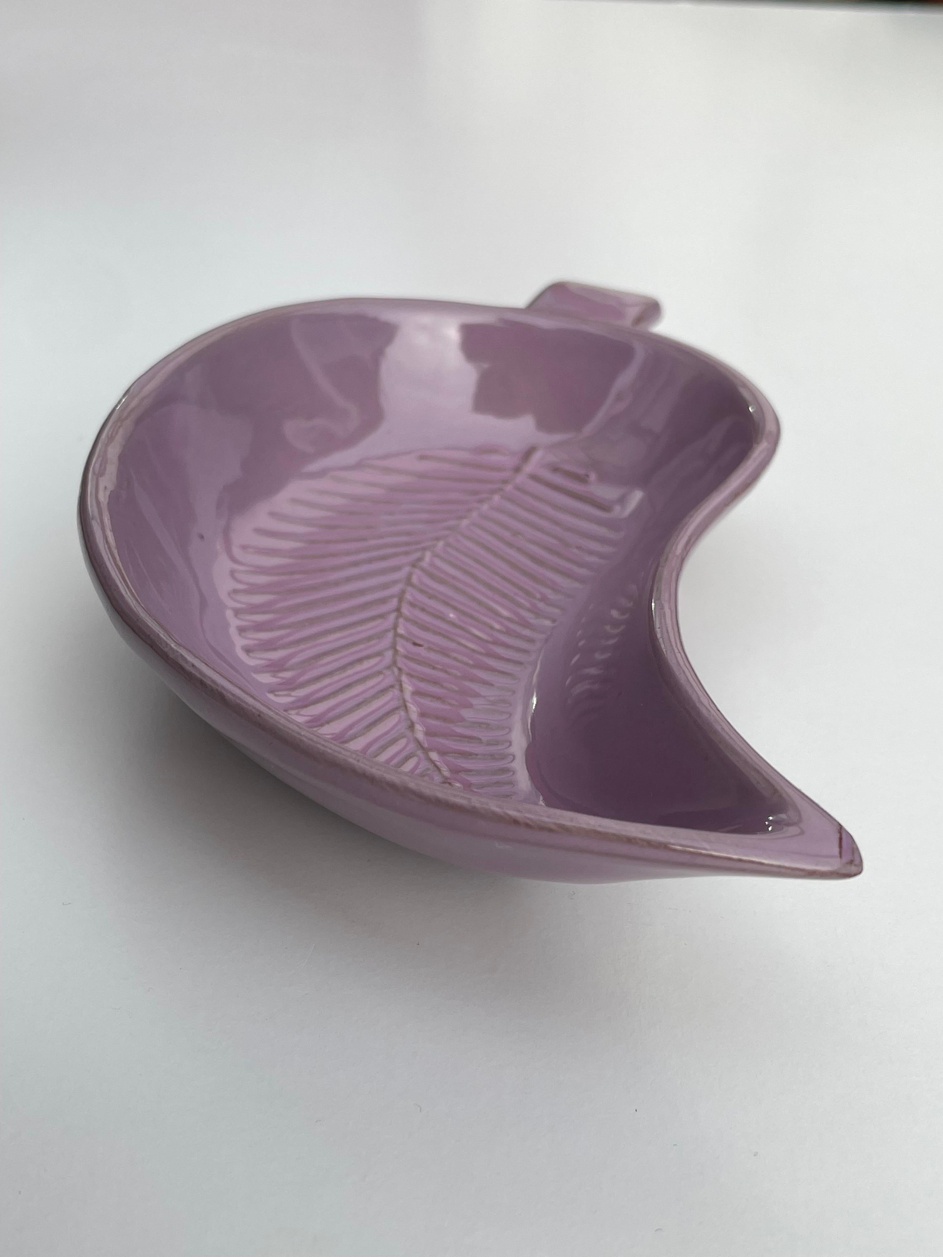 Scandinavian Modern Lilac Leaf Ceramic Vide Poche Dish, 1960s In Good Condition For Sale In Copenhagen, DK