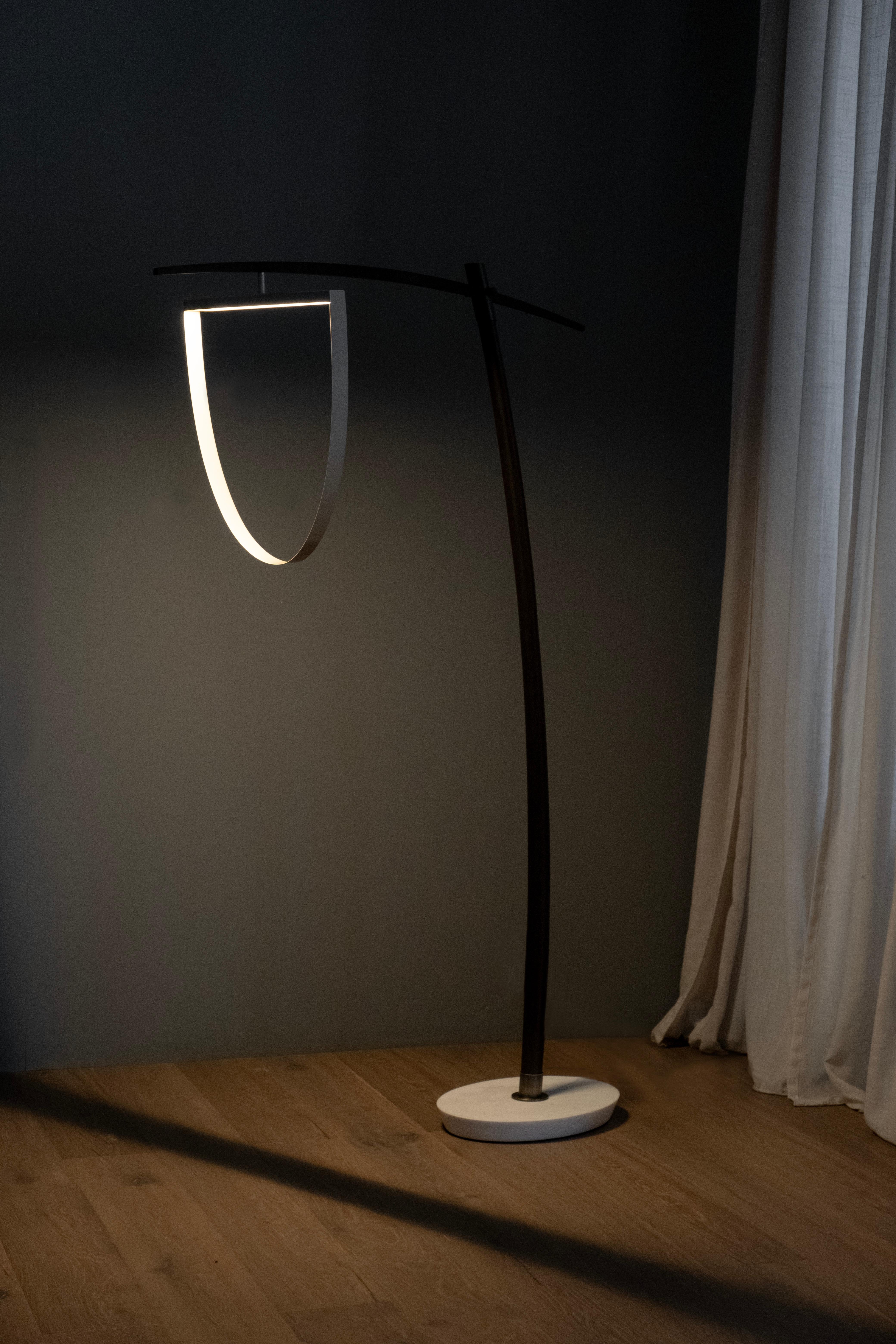 Chêne Lampadaire moderne Lima, laiton et marbre Calacatta, fait à la main Portugal Greenapple en vente