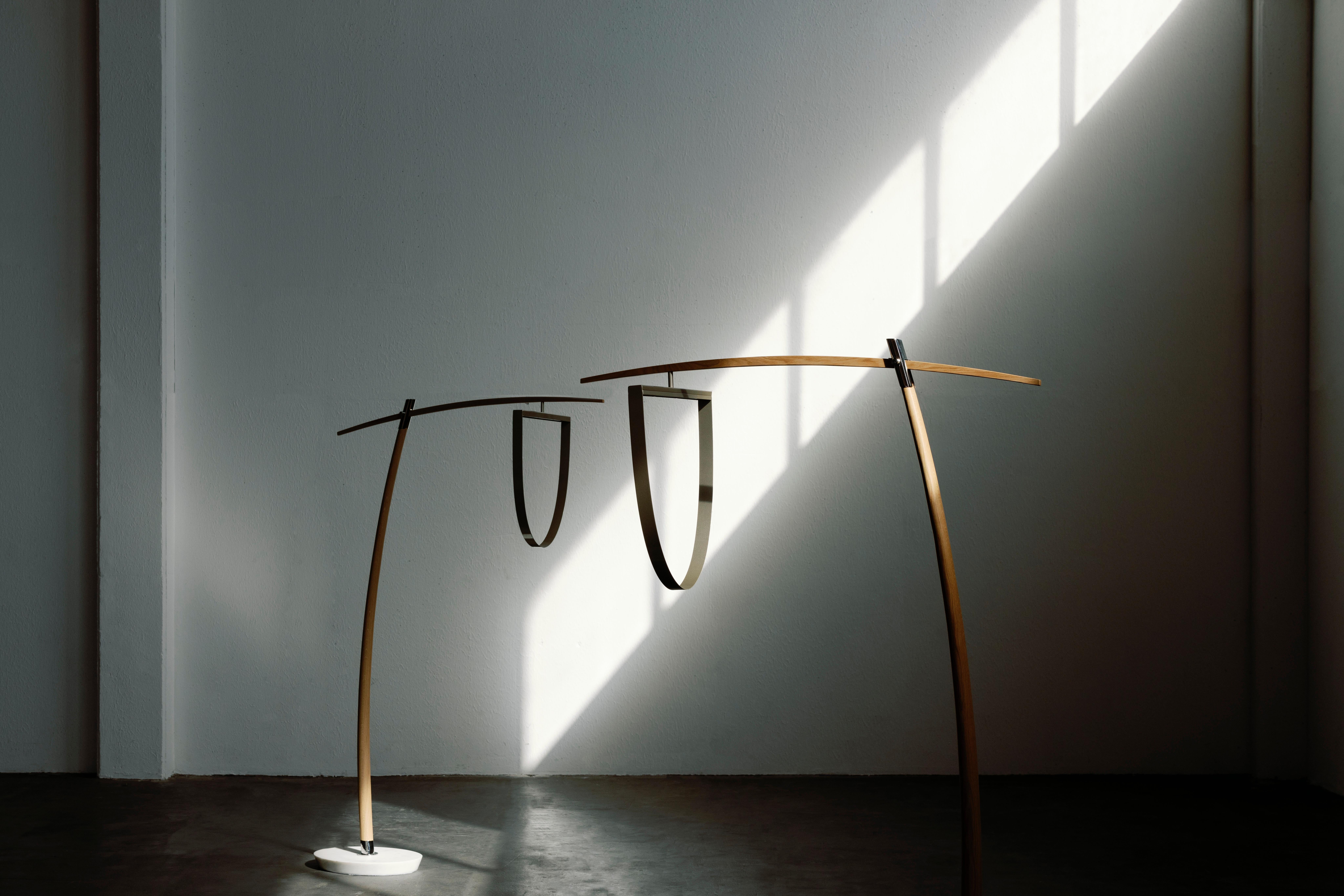 Lampada da terra ad arco Lima, collezione contemporanea, realizzata a mano in Portogallo - Europa by Greenapple.

La lampada da terra ad arco Lima dà vita a una visione creativa grazie al suo design organico e fluido, che esalta l'atmosfera della
