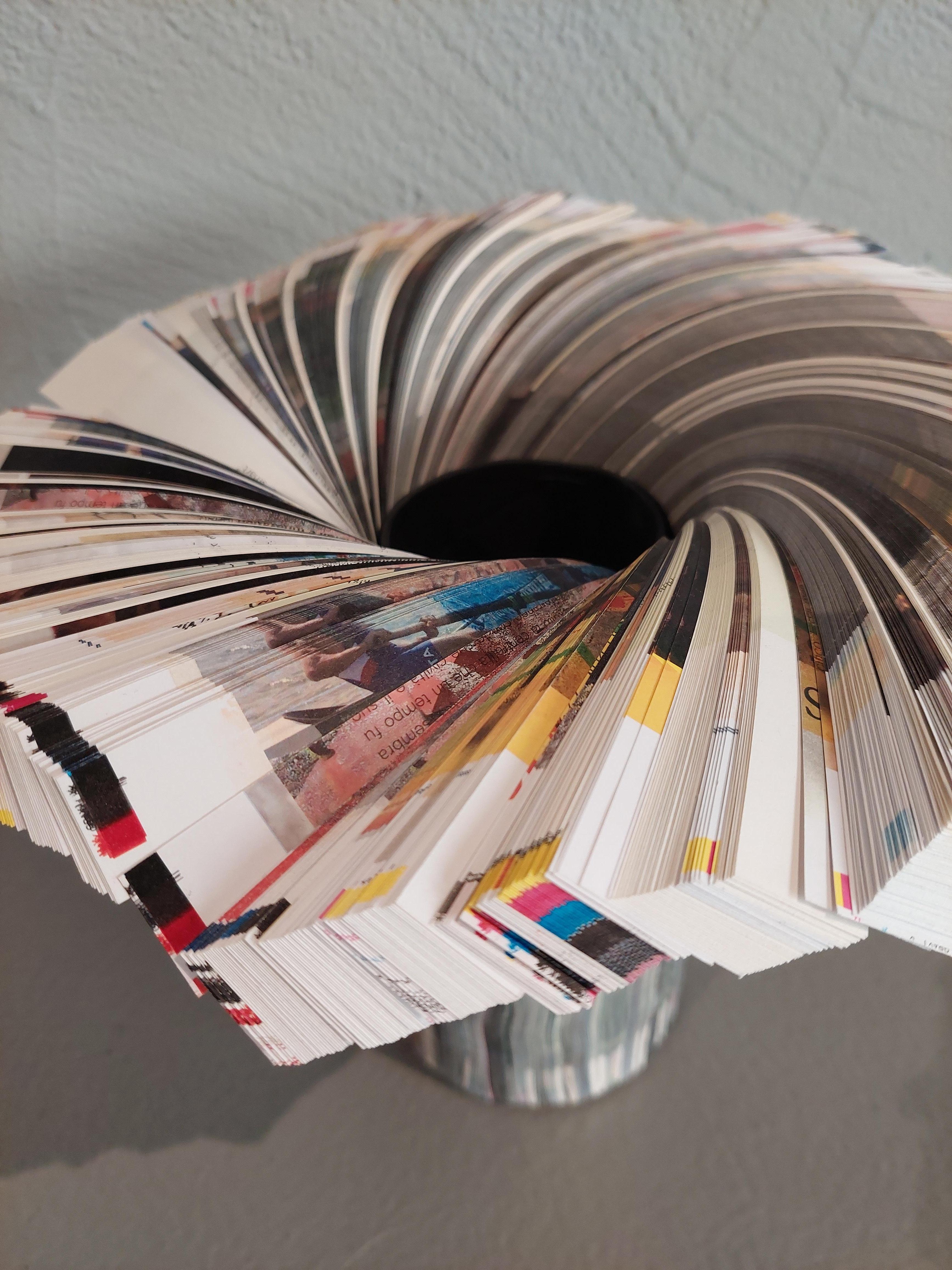 Modern Limited Edition Papier skulpturale Vase Daniele Papuli Dilmos Schwarz Weiß (Moderne) im Angebot