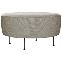 Grand pouf ligne moderne, grands pieds noirs semi-mats