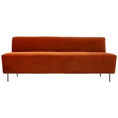 Modern Line Sofa, Esshöhe, Medium mit schwarzen halbmatten Beinen