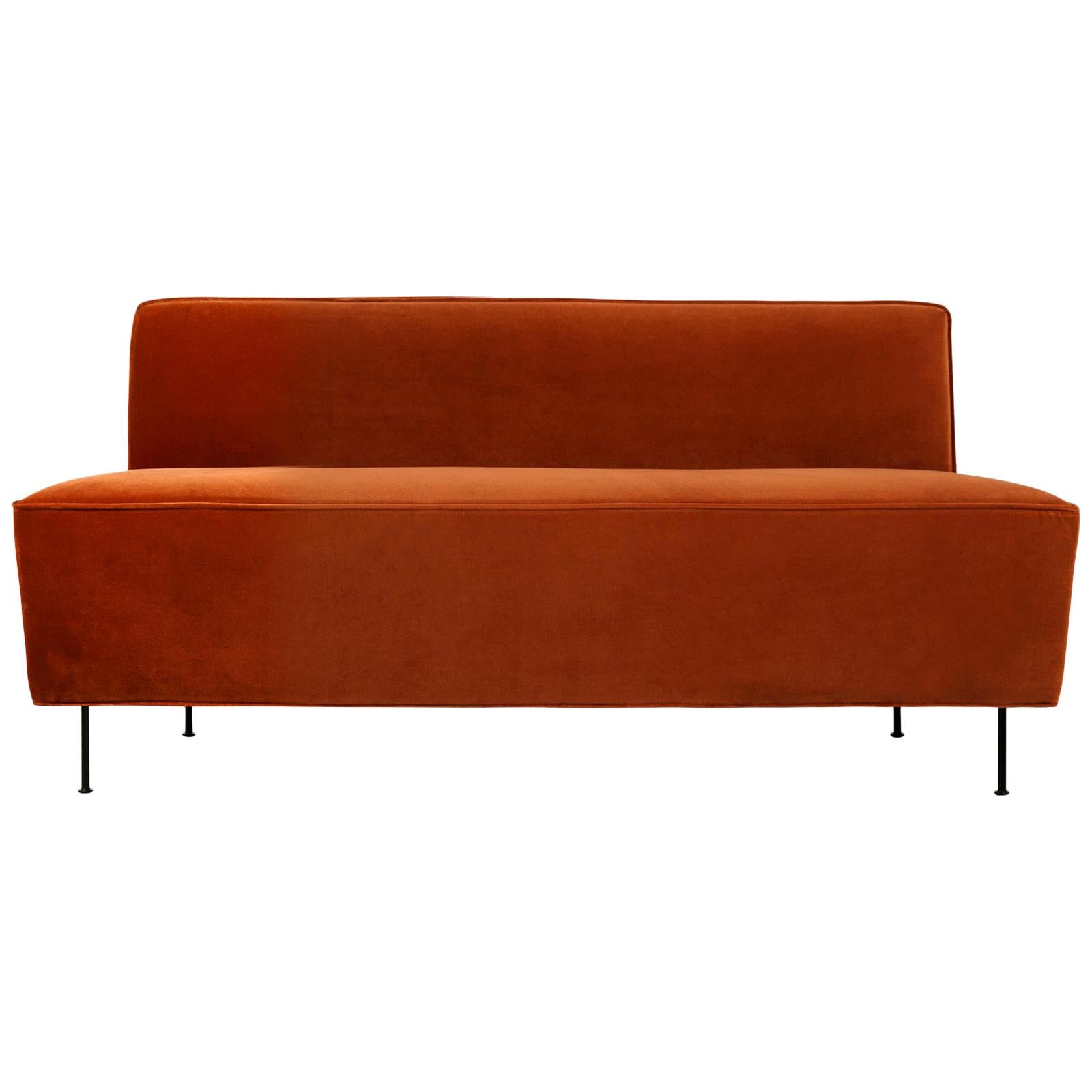 Modern Line-Sofa, Esszimmerhöhe, klein mit schwarzen halbmatten Beinen im Angebot