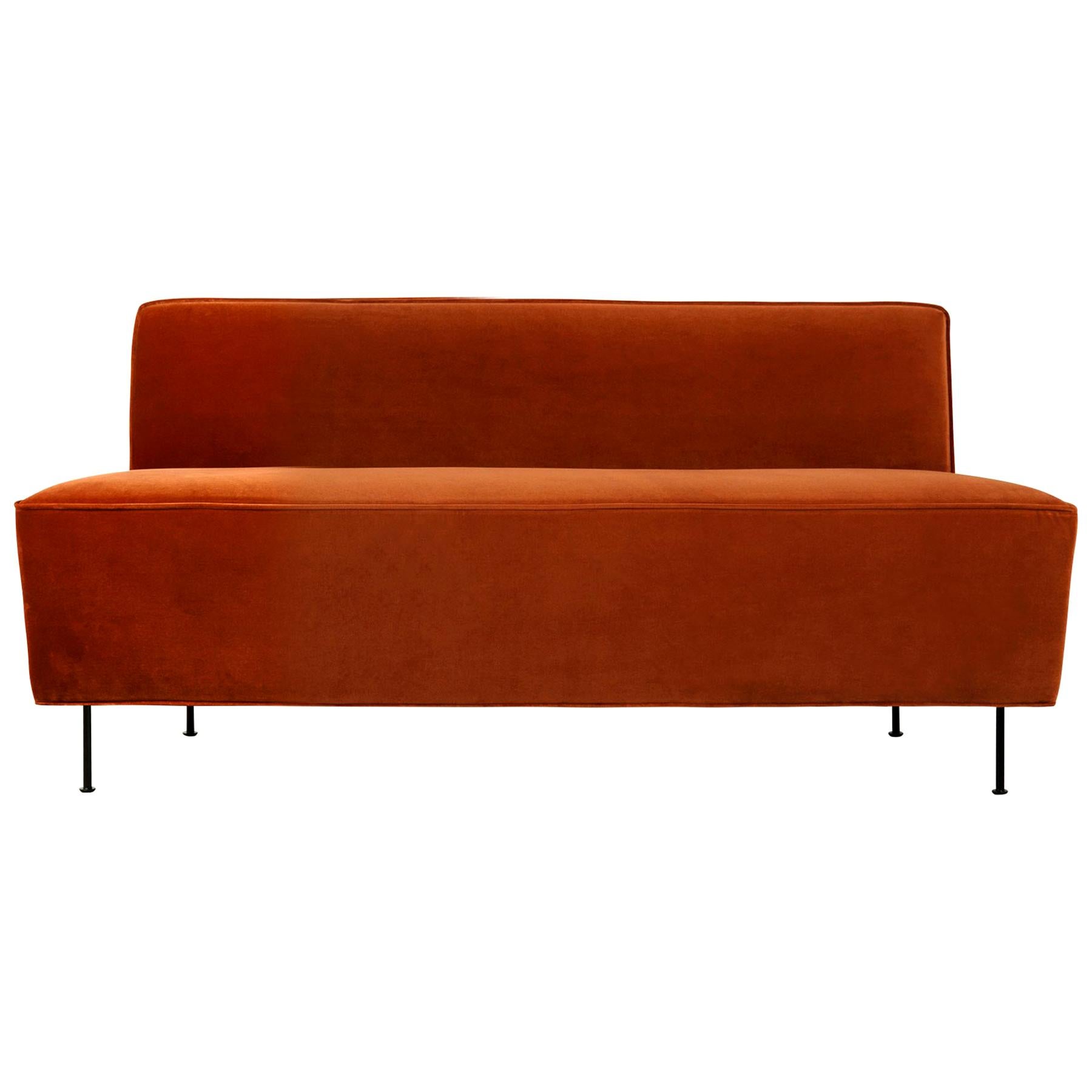 Modernes Sofa der modernen Linie, Esshöhe, klein mit Messingbeinen im Angebot
