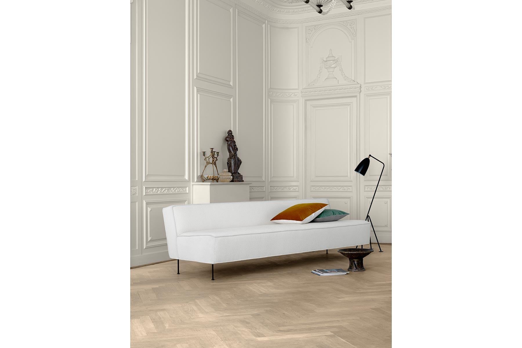 Mid-Century moderno Divano Linea Moderna, completamente imbottito, medio, gambe in ottone in vendita