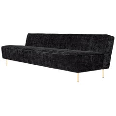 Canapé ligne moderne, entièrement tapissé, moyen, pieds en laiton