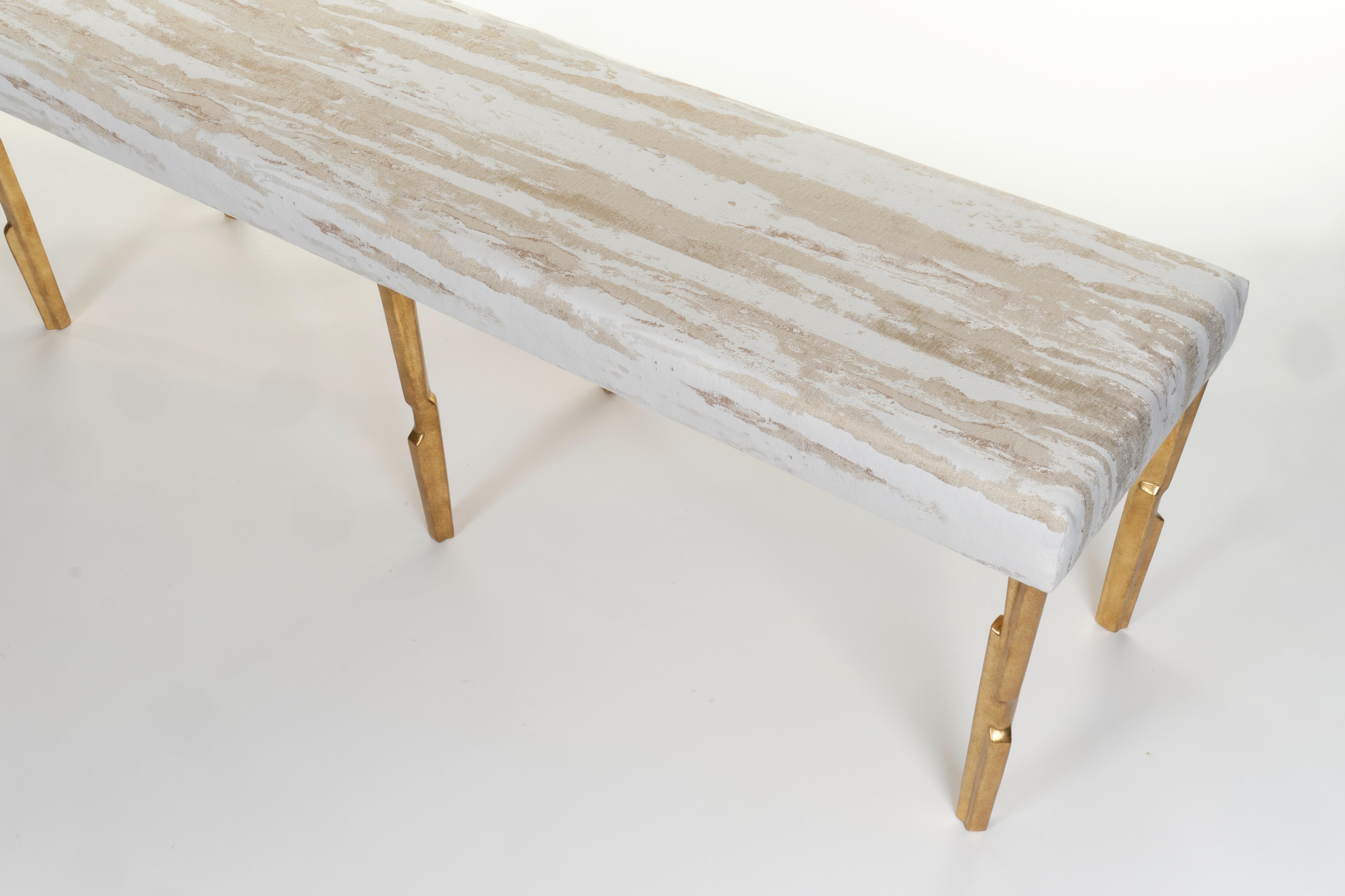 Modern Linea Bank in Antik Gold Finish mit Second Firing Sitzpad, limitiert (Moderne) im Angebot