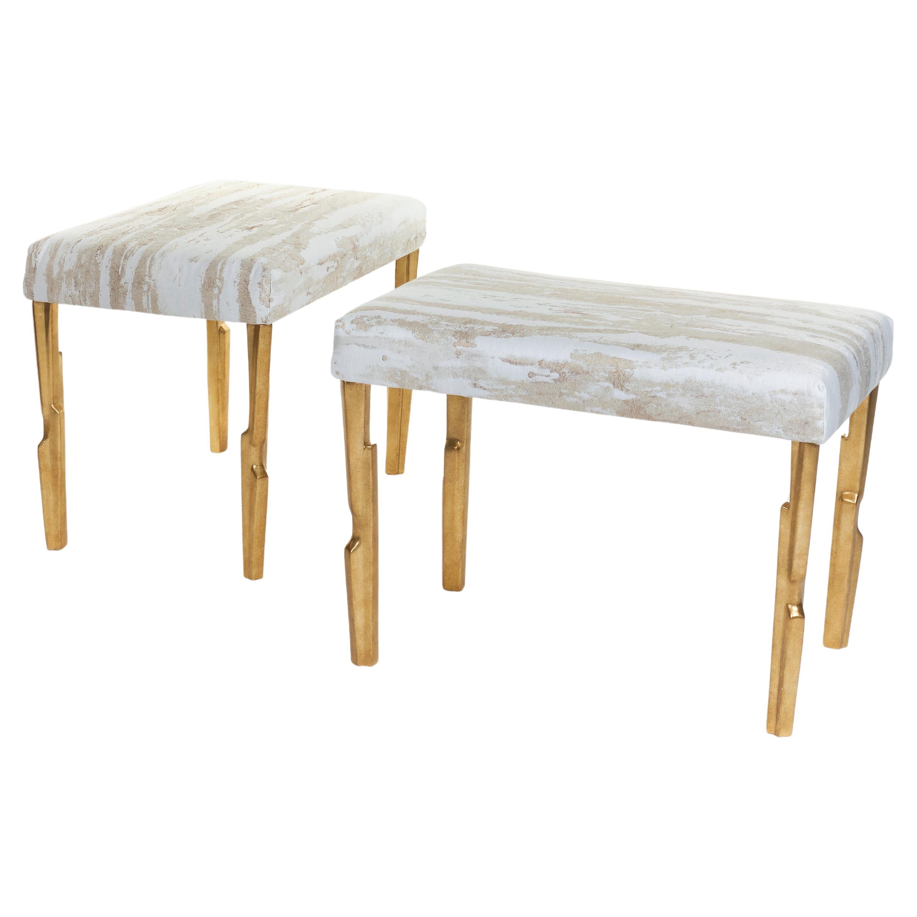 The Modernity Linea Stool in Antique Gold Finish with Second Firing seat pad, Limited (Tabouret moderne Linea en finition or antique avec pad de seconde cuisson)