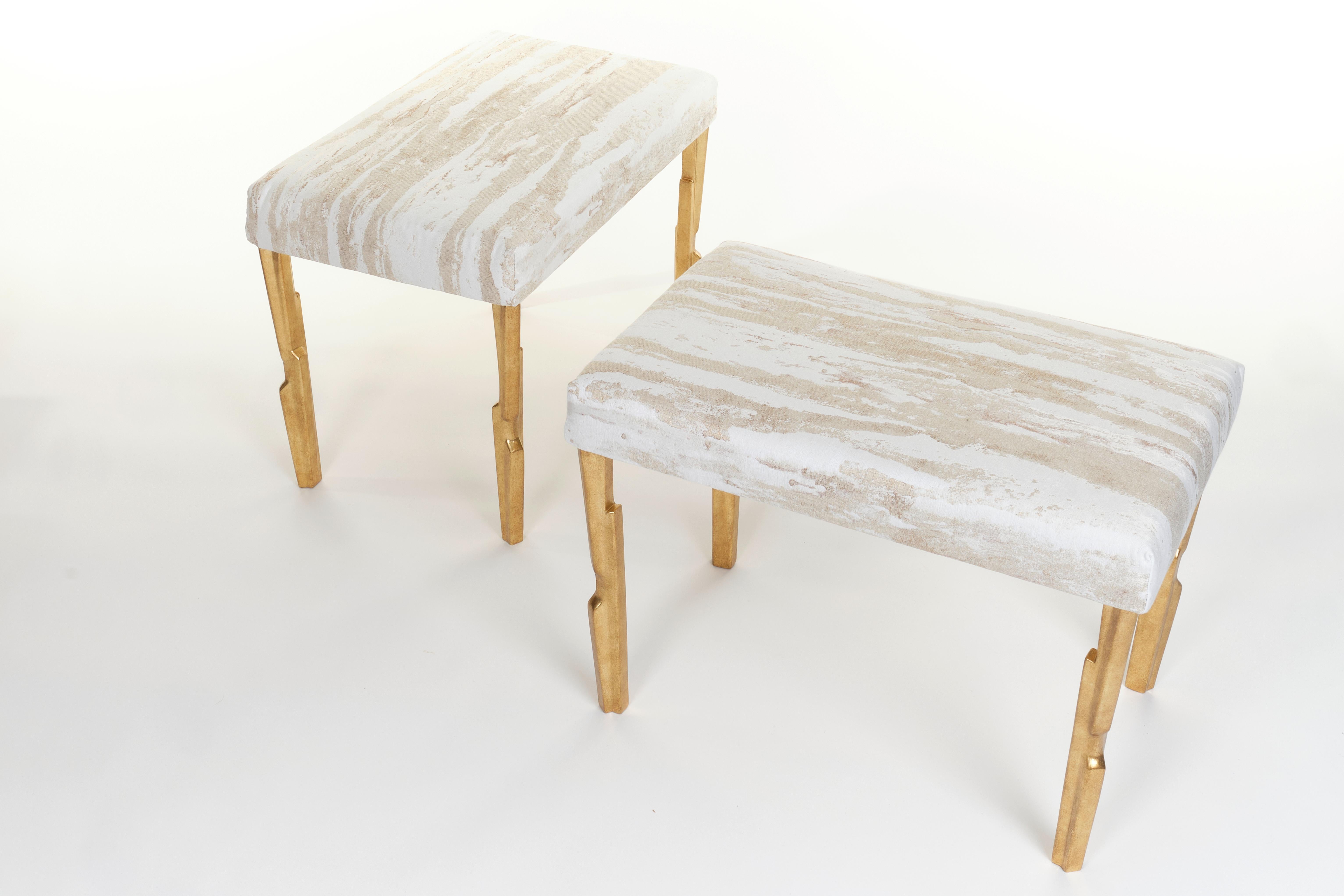 Modern Linea Hocker in Antik Gold Finish mit Second Firing Sitzpad, limitiert (Moderne) im Angebot