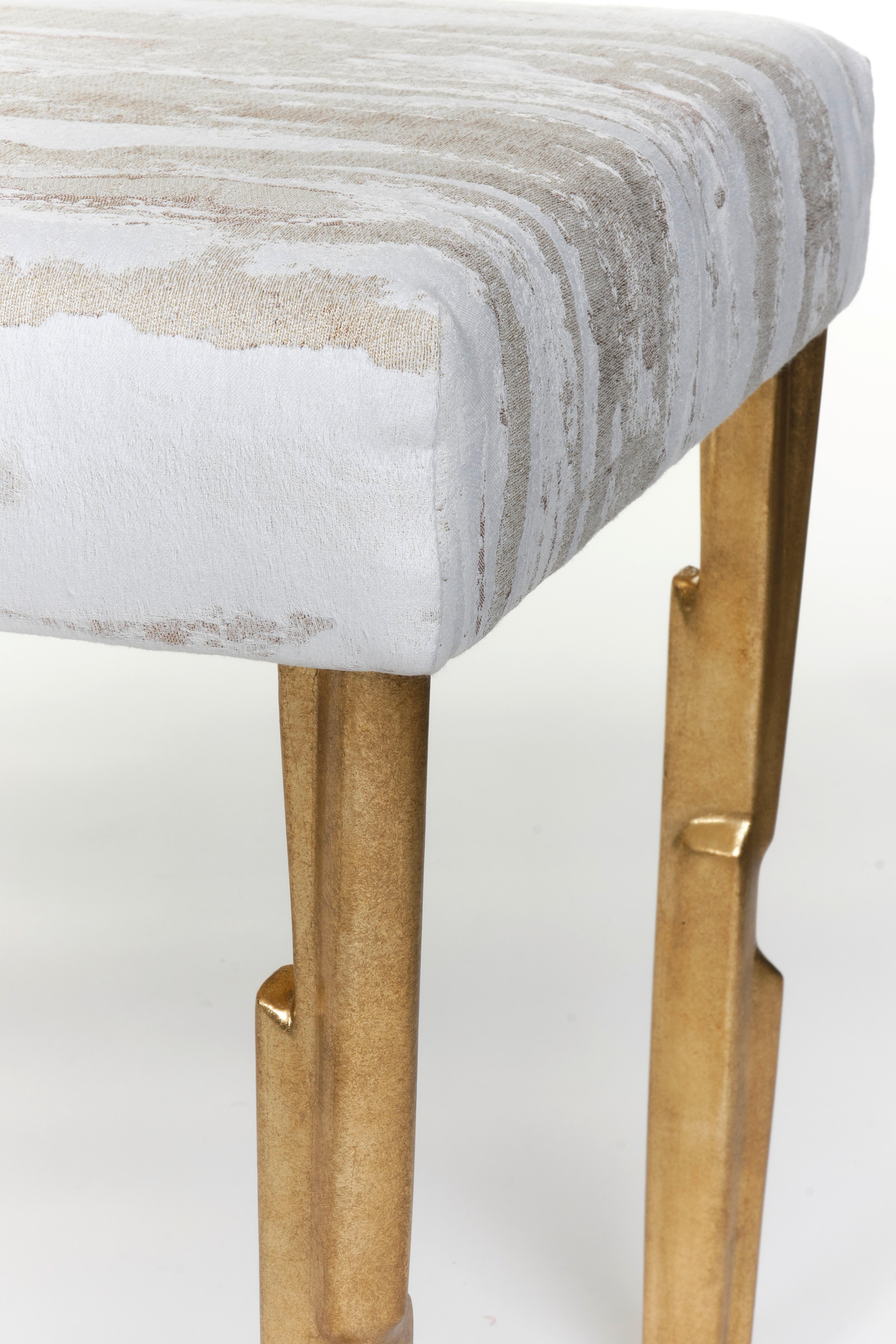 Modern Linea Hocker in Antik Gold Finish mit Second Firing Sitzpad, limitiert (Deutsch) im Angebot