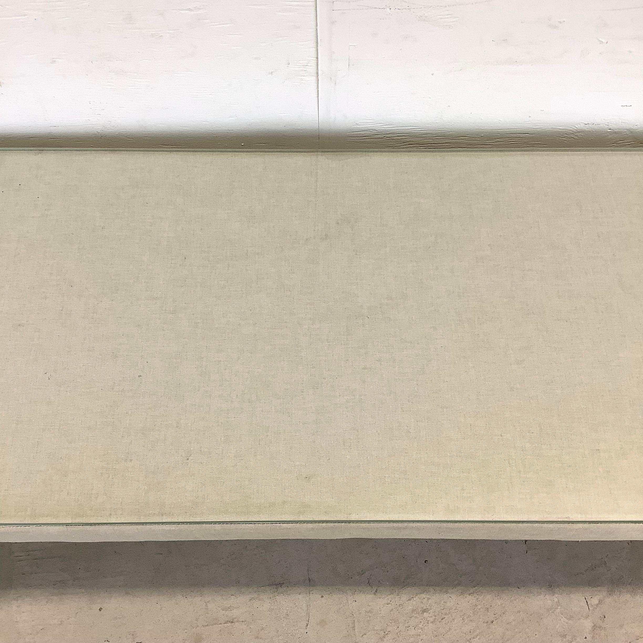 Moderner Parsons-Tisch aus Leinen mit Glasplatte (21. Jahrhundert und zeitgenössisch) im Angebot