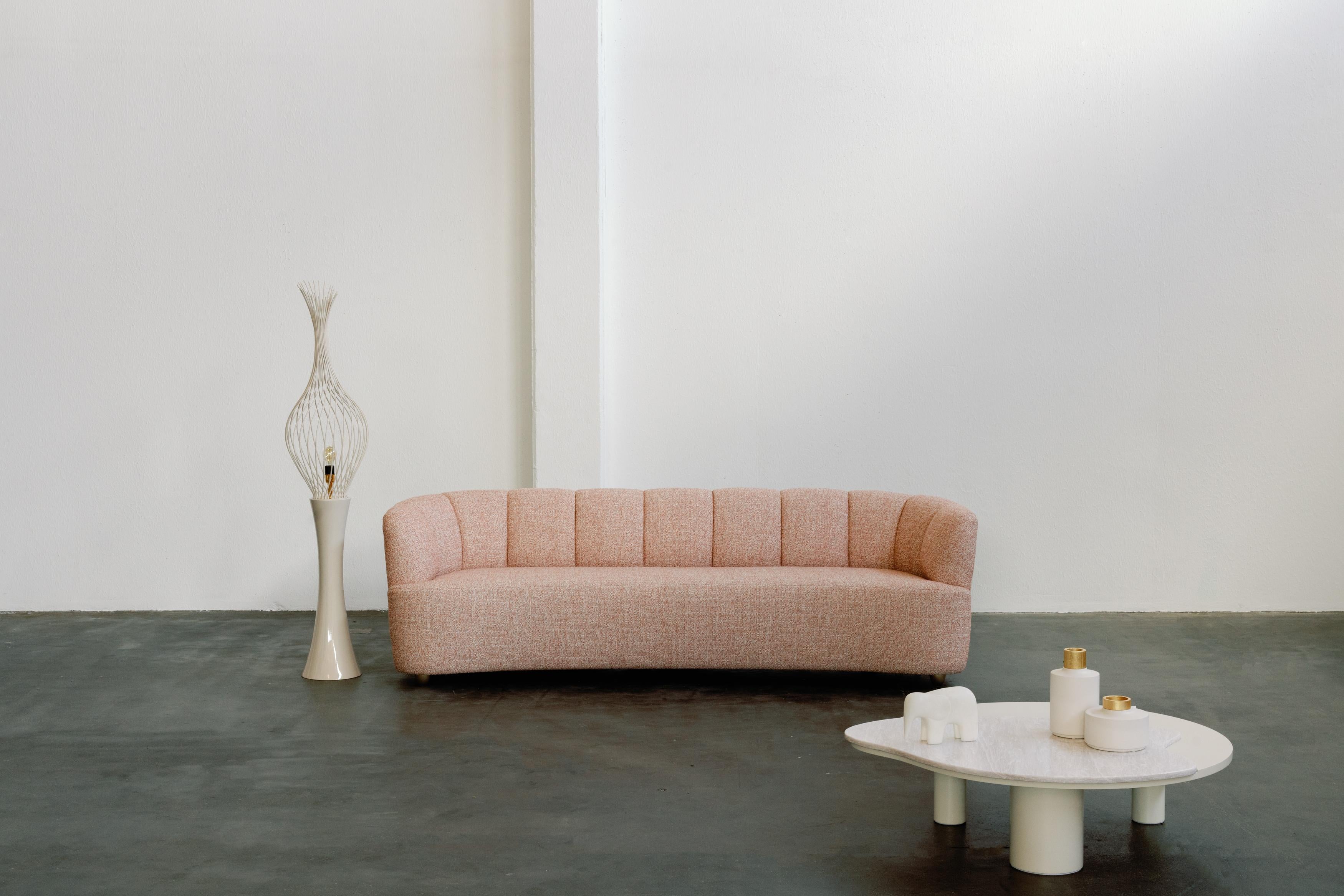 Modernes Lisboa Sofa aus Terrakotta-Jacquard-Stoff, handgefertigt in Portugal von Greenapple (Messing) im Angebot
