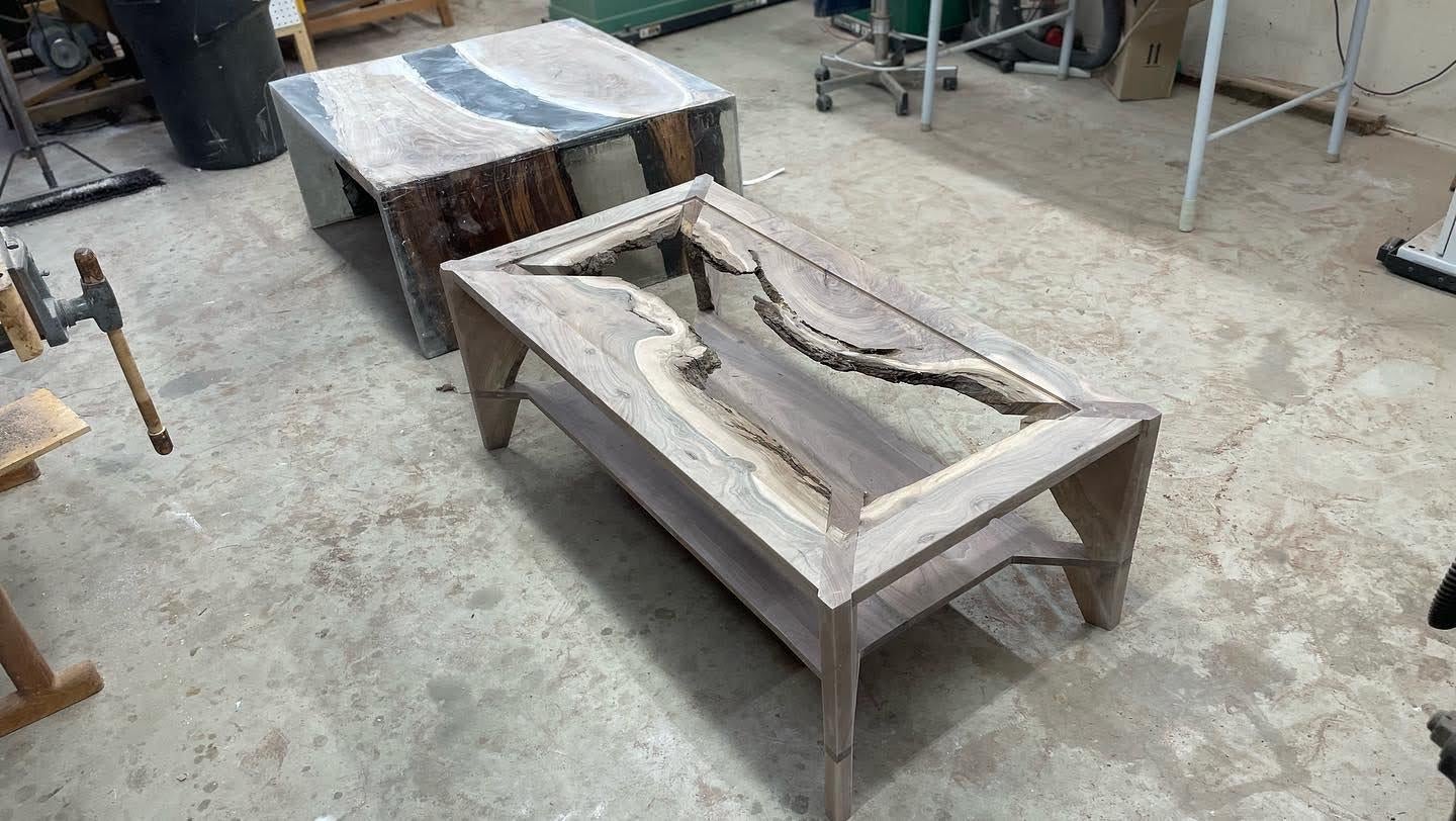 Tavolino moderno in noce con bordo vivo, inserto in vetro e ripiano portaoggetti in vendita 3