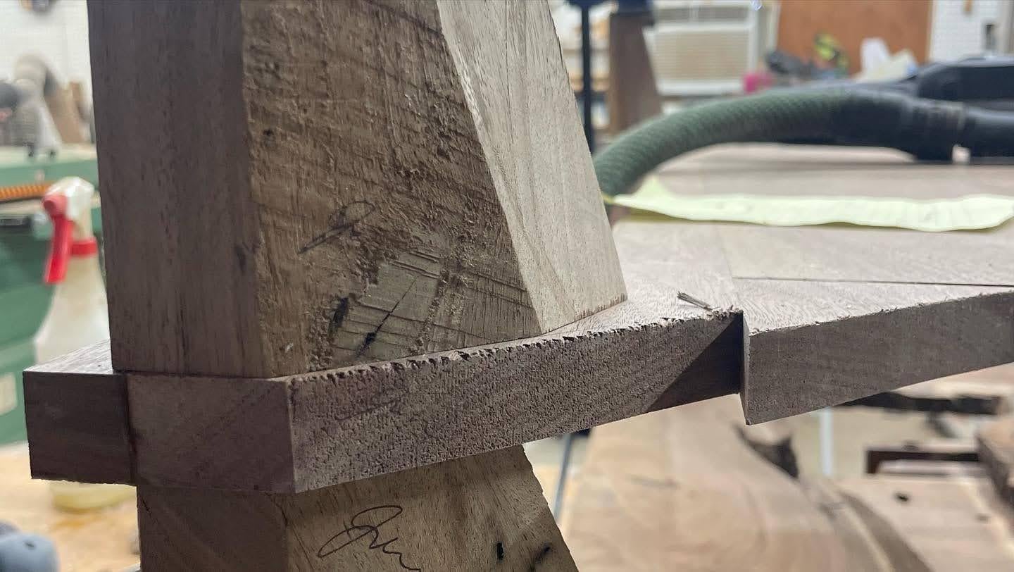 Tavolino moderno in noce con bordo vivo, inserto in vetro e ripiano portaoggetti in vendita 4