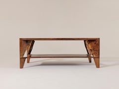 Tavolino moderno in noce con bordo vivo, inserto in vetro e ripiano portaoggetti