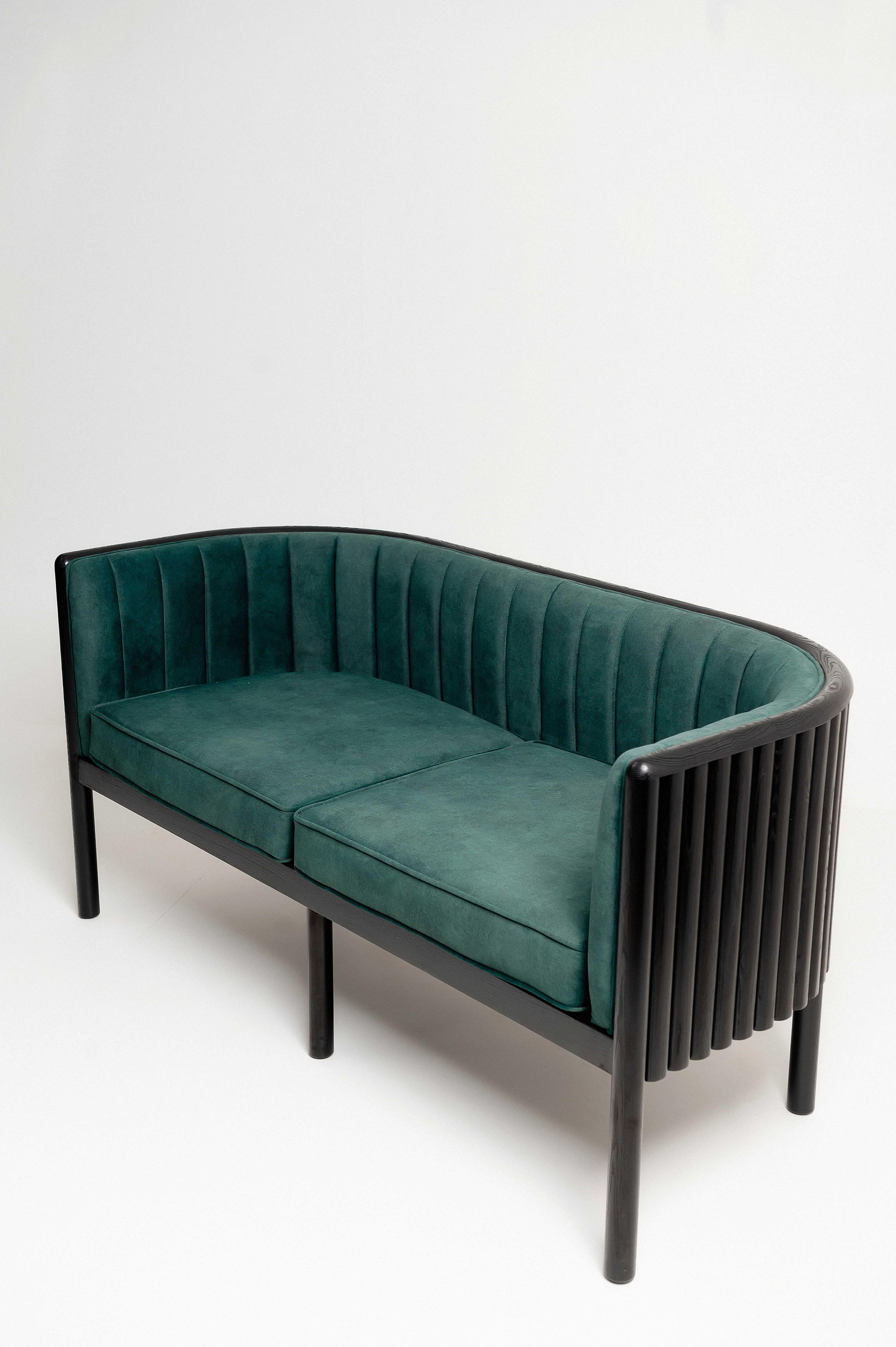 MY MODERN Living Loveseat in Esche Schwarz Massivholz und Smaragd MATERIAL (Moldauisch) im Angebot