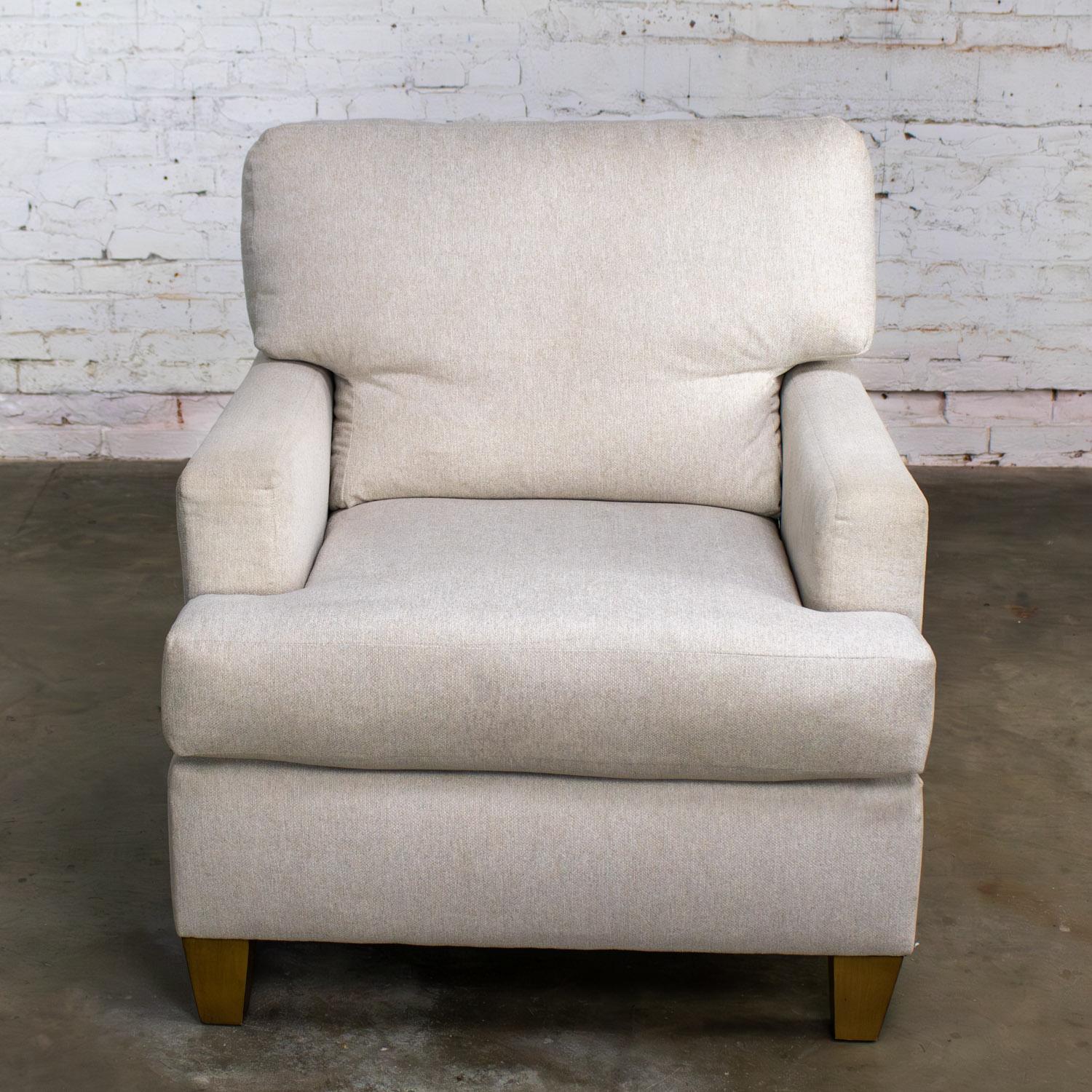 Magnificent Early 21st Century Modern Lloyd Club oder Akzent Stuhl von Flexsteel, bestehend aus einem gepolsterten Rahmen mit einem off-weiß bis beige Tweed-Stoff, semi befestigt zurück Kissen, lose, mit Reißverschluss T-Kissen mit Poly-Schaum &