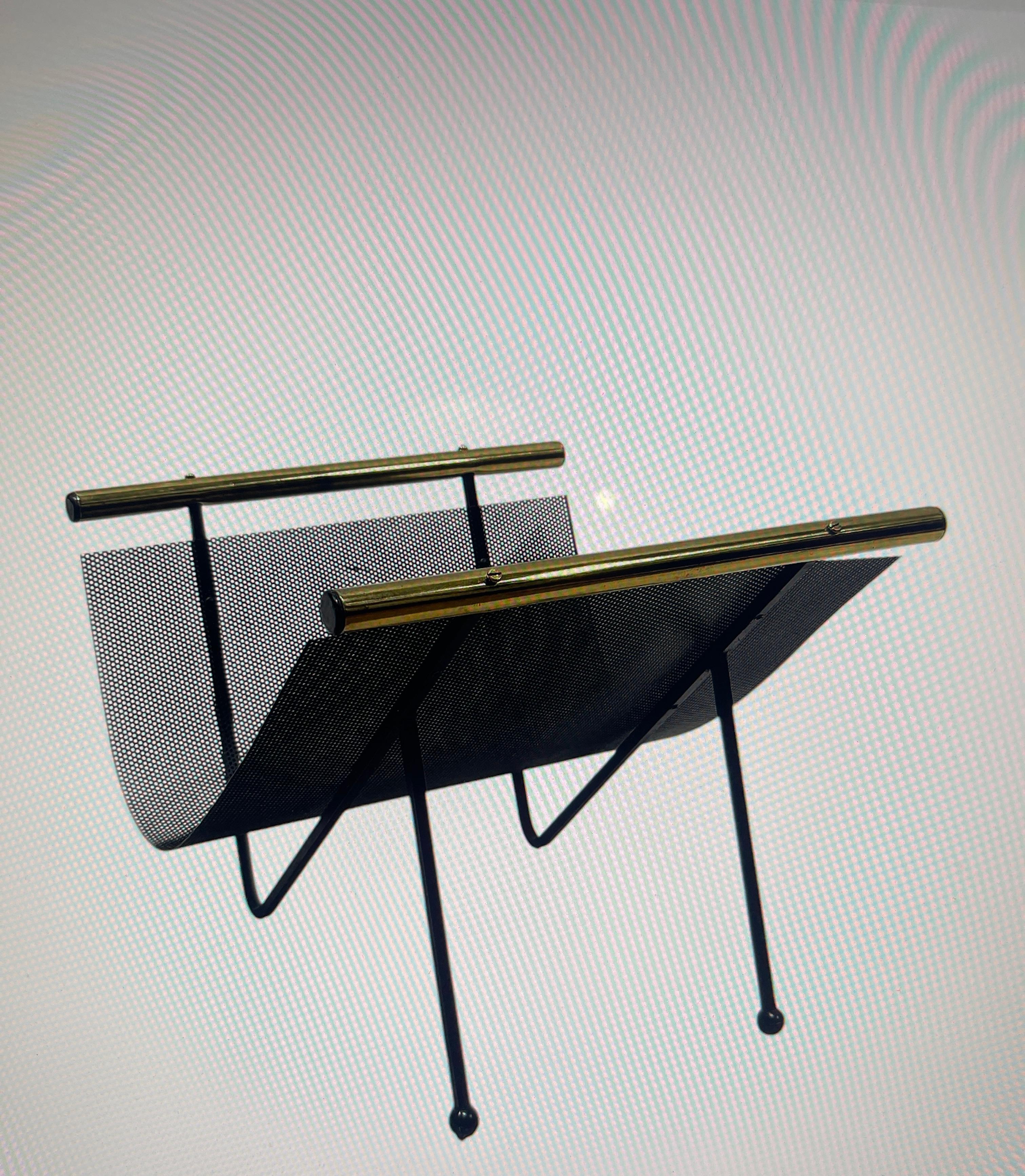 Porta ceppi per caminetto atomico di metà secolo progettato da Gene Tepper per Smith Tepper Sundberg C.1950. 
Questo pezzo da collezione è realizzato in acciaio perforato con maniglie in ottone e gambe in ferro nero atomico.
Condizioni vintage molto