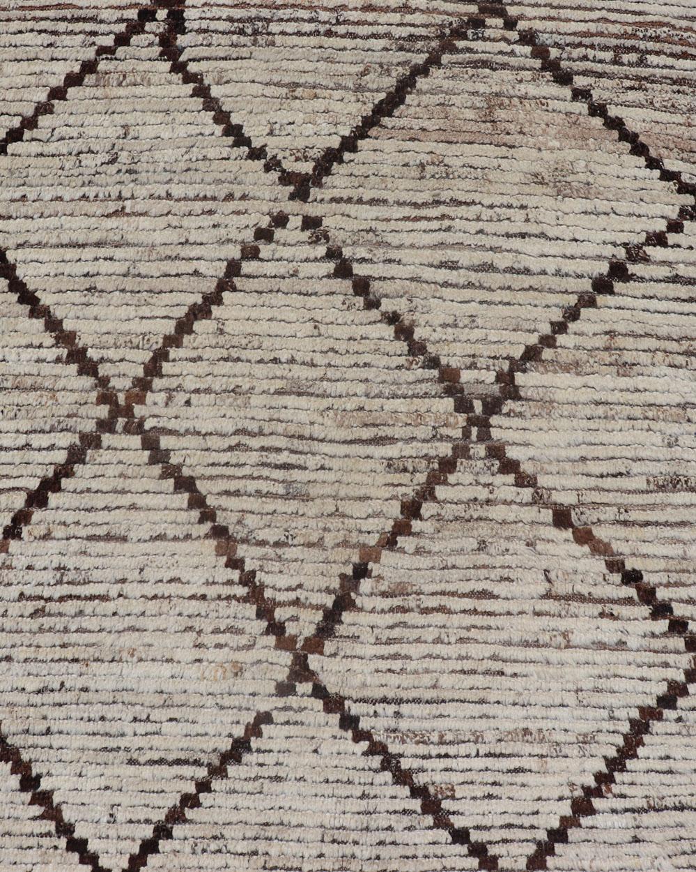 Long tapis de couloir moderne au design marocain vieilli en diamants blancs cassés et bruns en vente 3