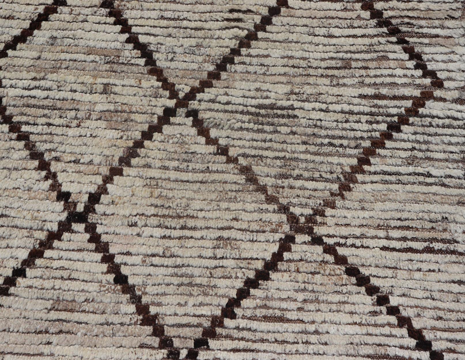 Long tapis de couloir moderne au design marocain vieilli en diamants blancs cassés et bruns en vente 4