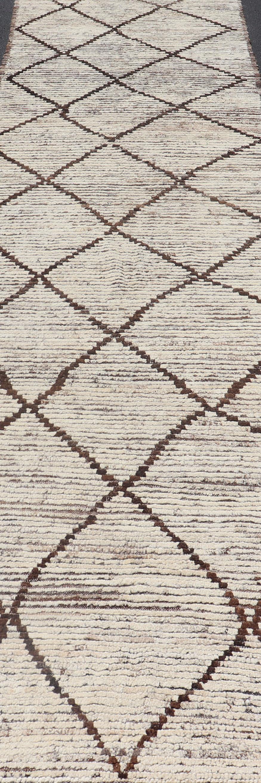 Lana Runner moderno e lungo con design marocchino invecchiato in bianco sporco e diamanti marroni in vendita