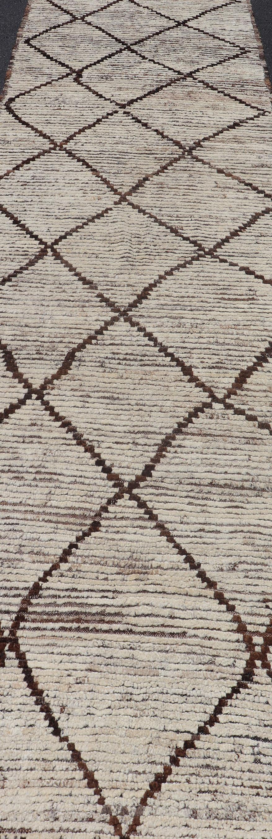 Long tapis de couloir moderne au design marocain vieilli en diamants blancs cassés et bruns en vente 1