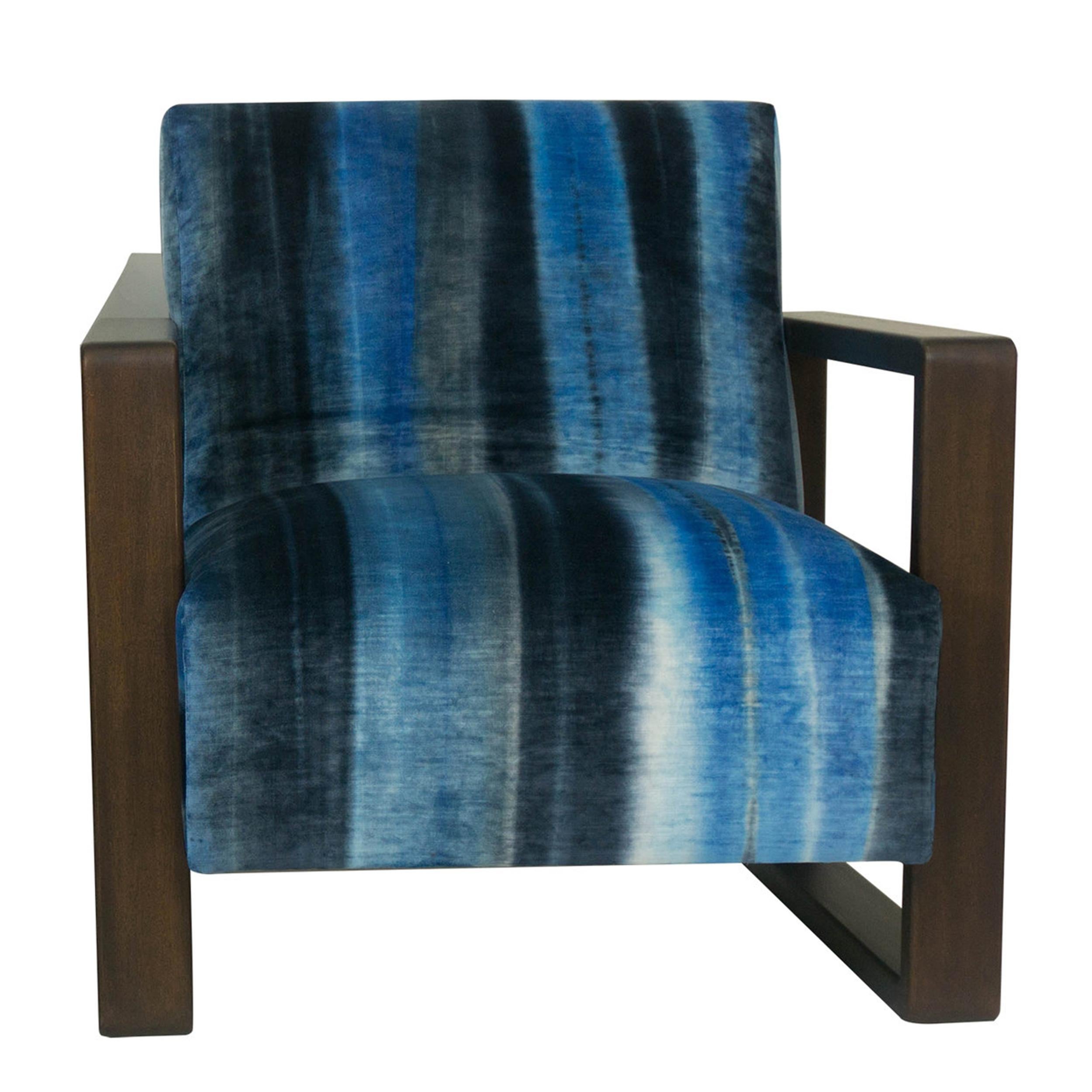 Gepolsterter Lounge-Sessel mit modernem, offenem, quadratischem Fuß und Armlehnen in braunem Mahagoni. Stoff und Holzausführung können individuell angepasst werden. Gestrichen oder gebeizt. 

Abmessungen:
Gesamt: 33 
