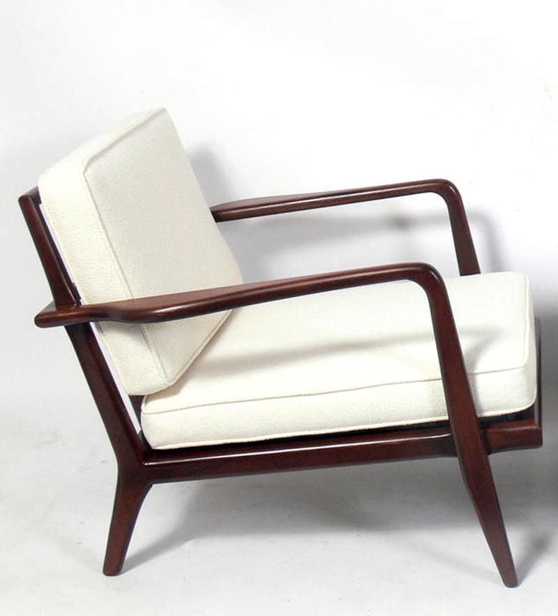 Sessel aus Nussbaumholz im Stil der dänischen Moderne, entworfen von Mel Smilow für seine Firma Smilow-Thielle, amerikanisch, ca. 1950er Jahre. Unter dem Sitz unterschrieben. Er wurde aufgearbeitet und mit einem elfenbeinfarbenen Fischgrätstoff neu