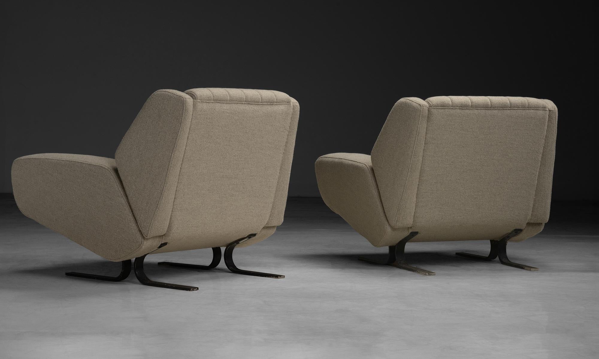Modern Lounge Chairs, Italy 1970 In Distressed Condition For Sale In Culver City, CA