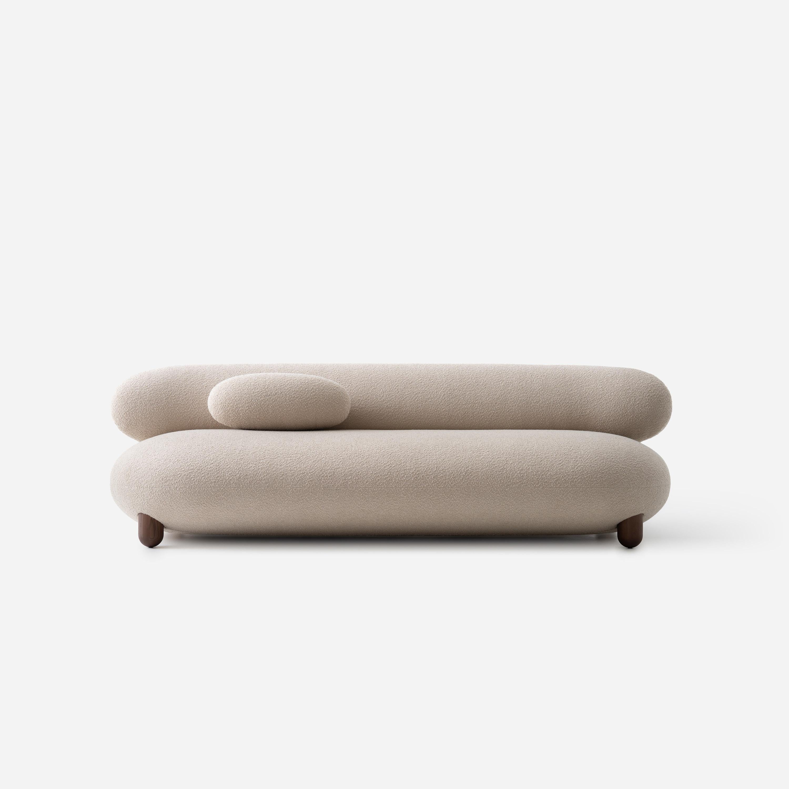 El Sofá Flock es una audaz incorporación a la escultural colección Flock, definida por formas orgánicas y diseño expresivo. Con su intemporal silueta envolvente y sus profundos asientos de salón, es ideal para reclinarse, reunirse o simplemente