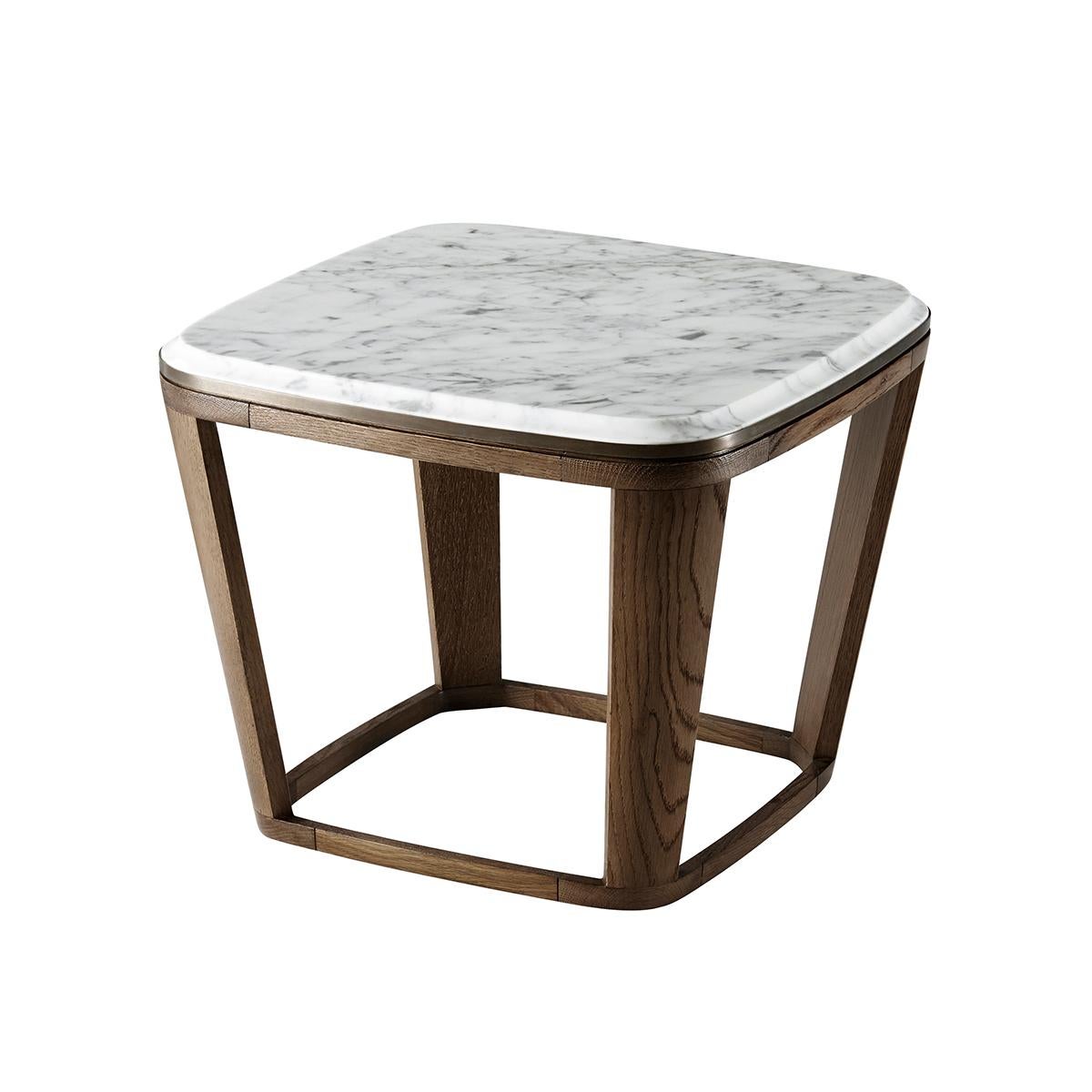 Ein einzigartiger, sich verjüngender, quadratischer Tisch mit Marmorplatte. Mit einer abgeschrägten Kante aus Marmor mit abgerundeten Ecken, mit bronzefarbenen Edelstahlleisten und einem sich verjüngenden Eichenholzsockel.

Abmessungen: 19,75