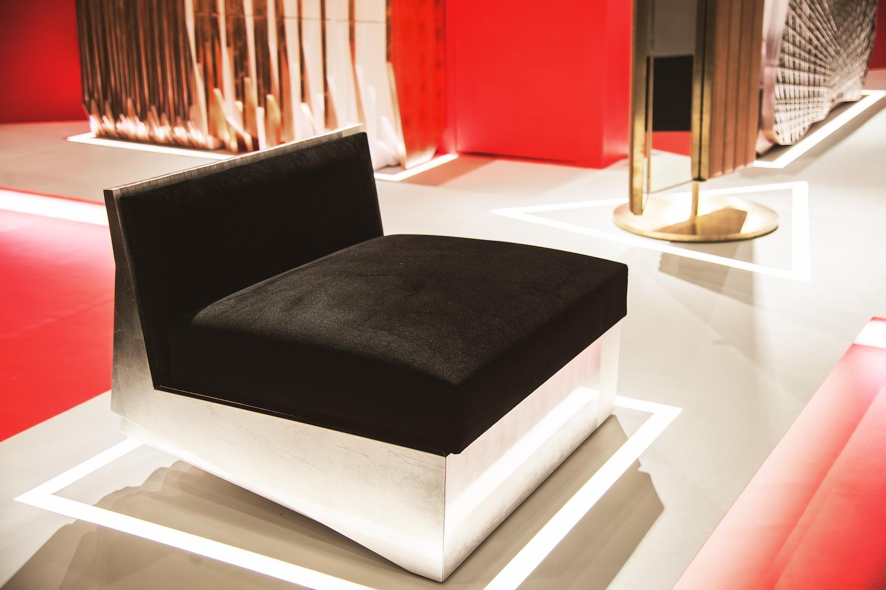 Moderner niedriger Sessel Utopia mit Polsterung aus schwarzem Samt und Silber von Drama im Angebot 2