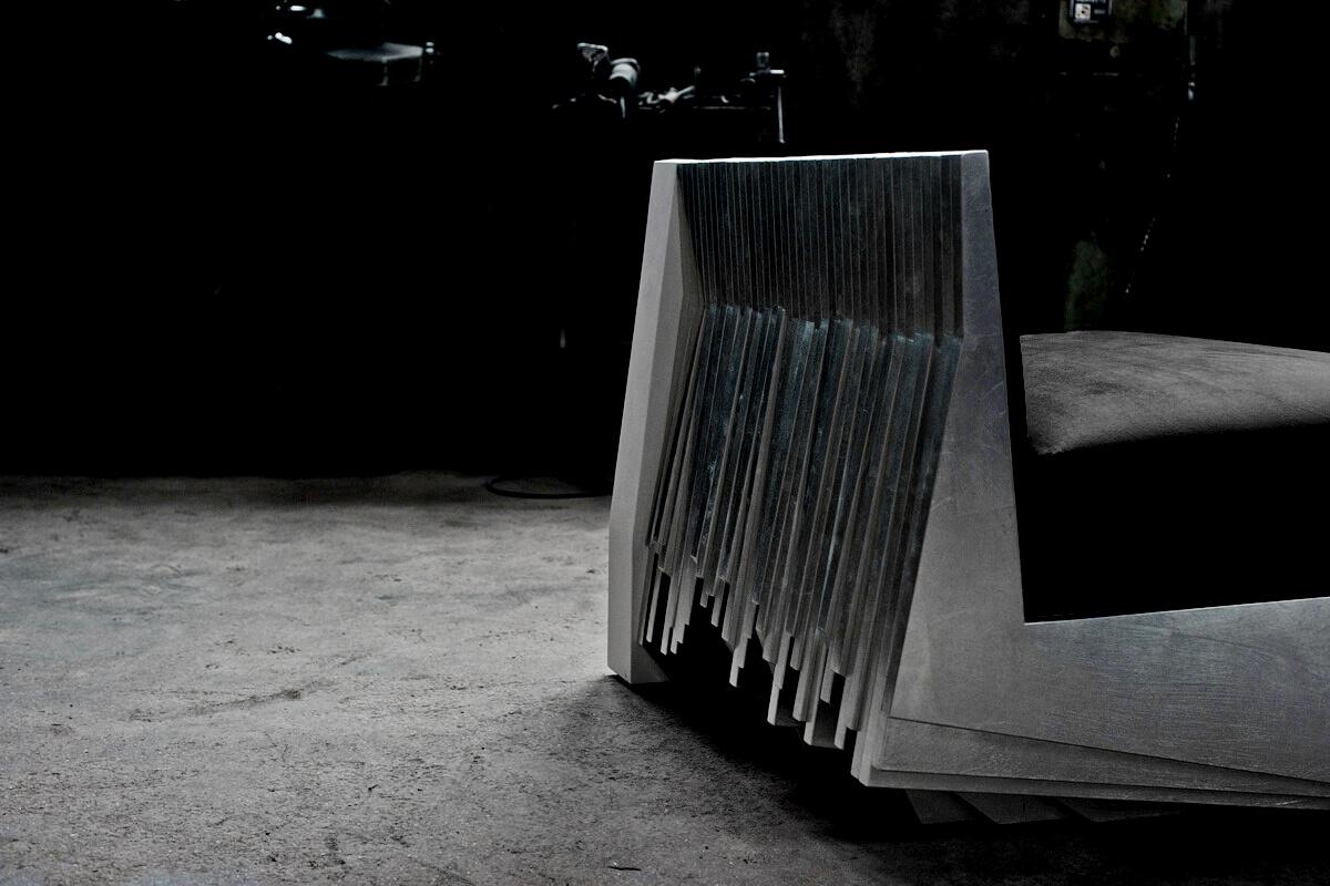 Moderner niedriger Sessel Utopia mit Polsterung aus schwarzem Samt und Silber von Drama (Brutalismus) im Angebot