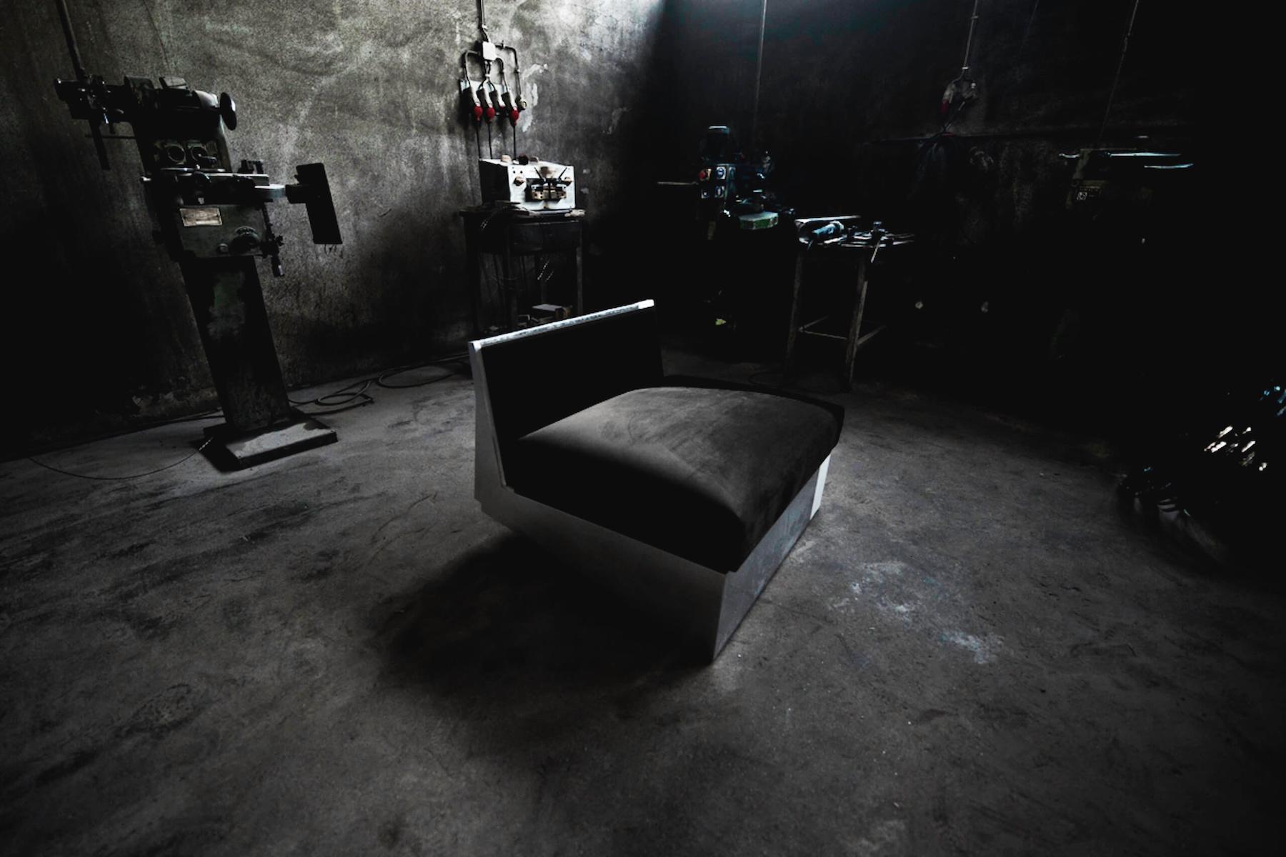 Moderner niedriger Sessel Utopia mit Polsterung aus schwarzem Samt und Silber von Drama (Holz) im Angebot