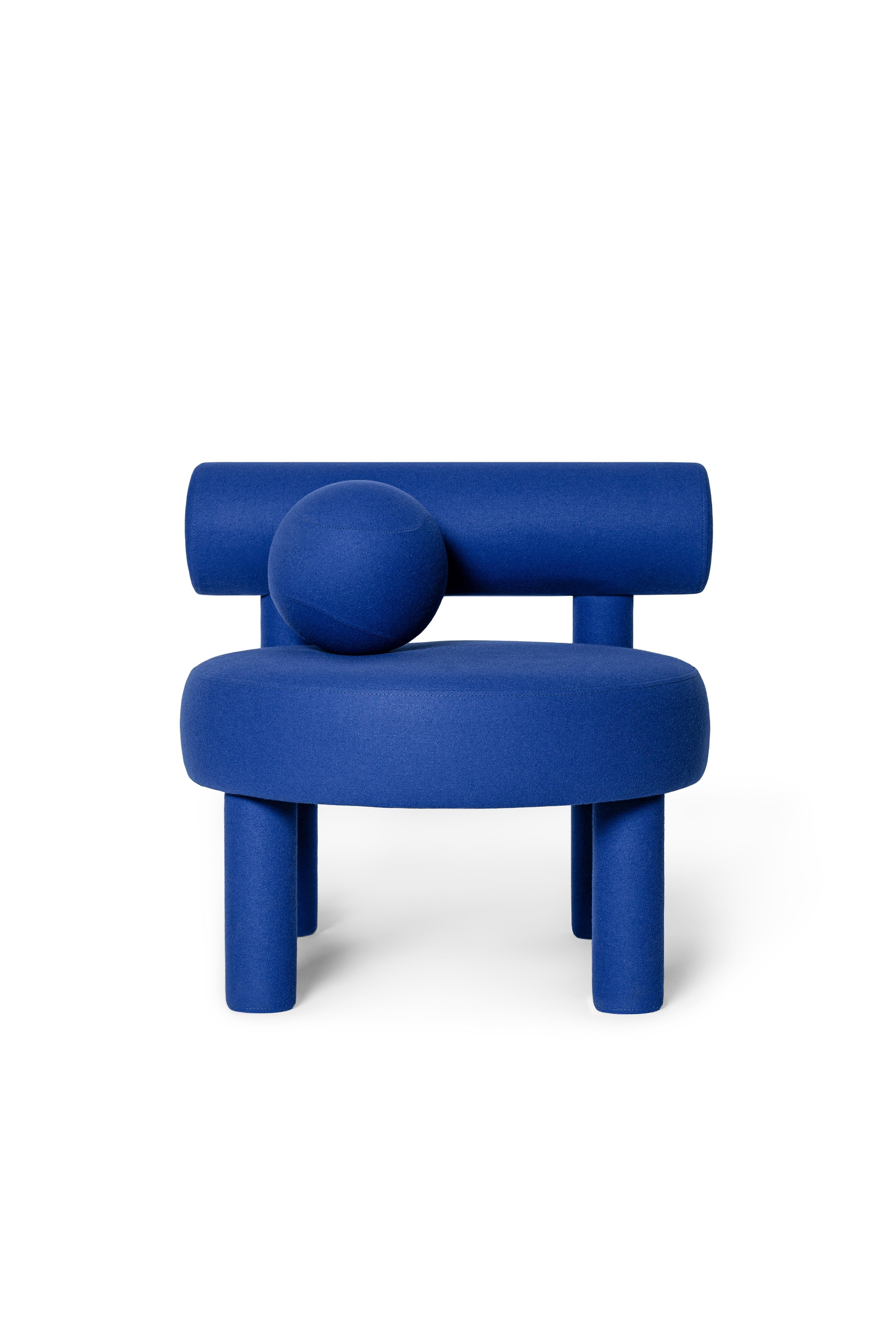 Silla baja contemporánea 'Gropius CS1' de NOOM, Azul Espuma en venta