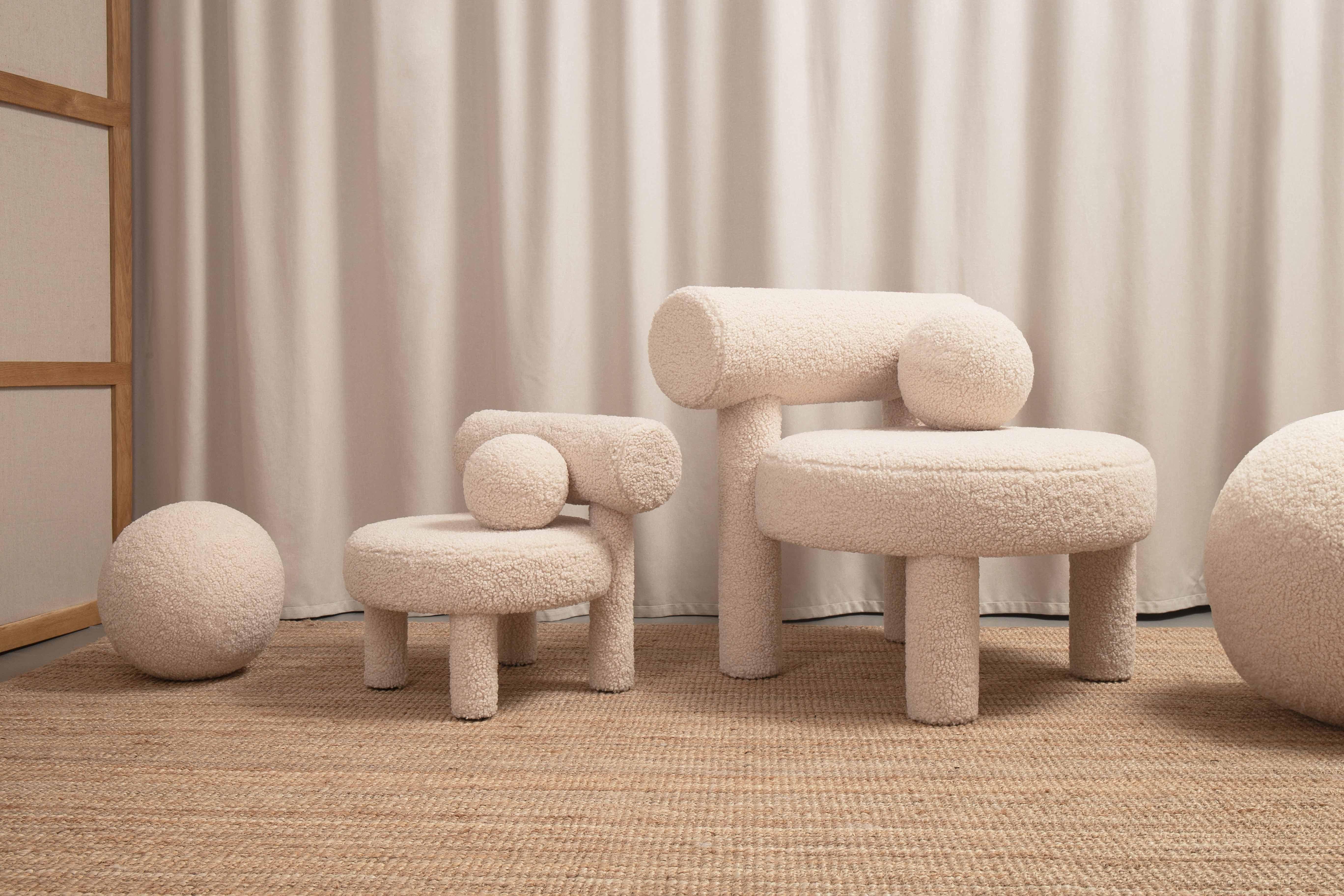 Velours Chaise basse Gropius CS1 avec pouf en fausse peau de mouton par NOOM en vente
