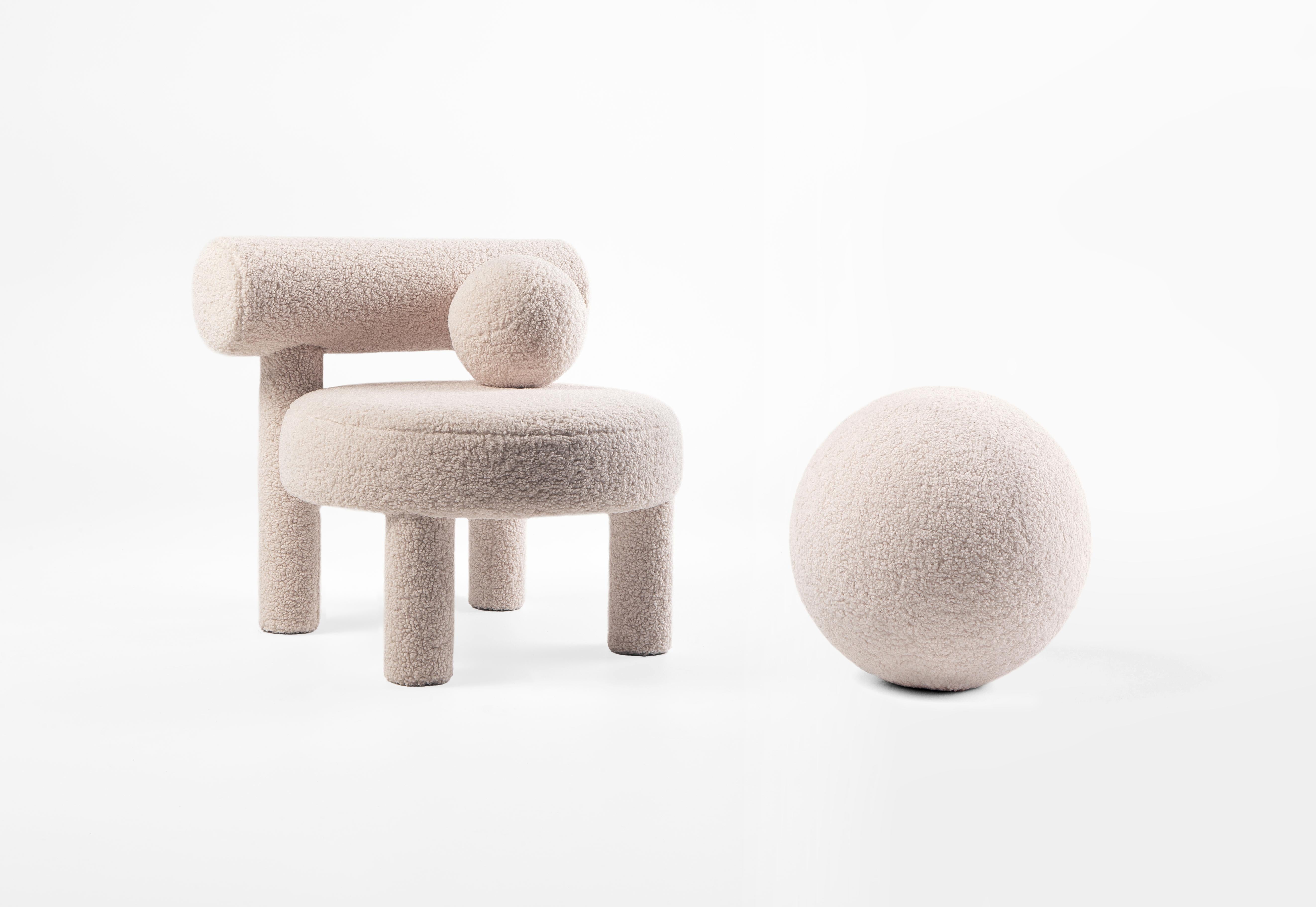 Ukrainien Chaise basse Gropius CS1 avec pouf en fausse peau de mouton par NOOM en vente