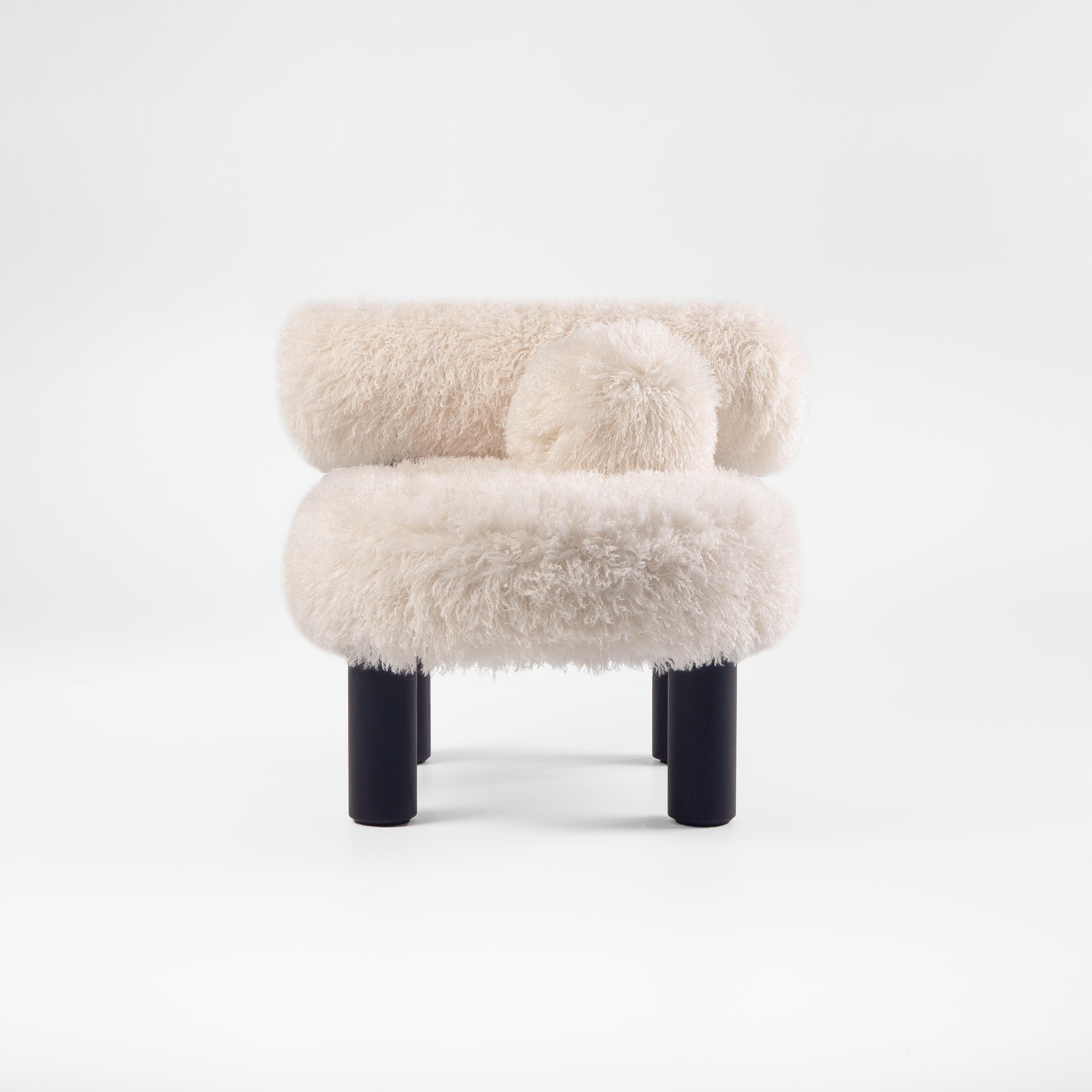 Moderne Chaise basse moderne Gropius CS2 moelleuse en fausse fourrure d'autruche avec pieds en bois par Noom en vente