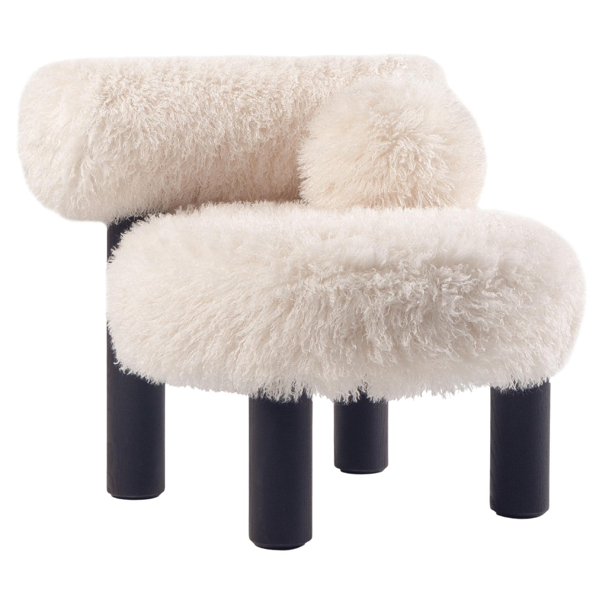 Chaise basse moderne Gropius CS2 moelleuse en fausse fourrure d'autruche avec pieds en bois par Noom