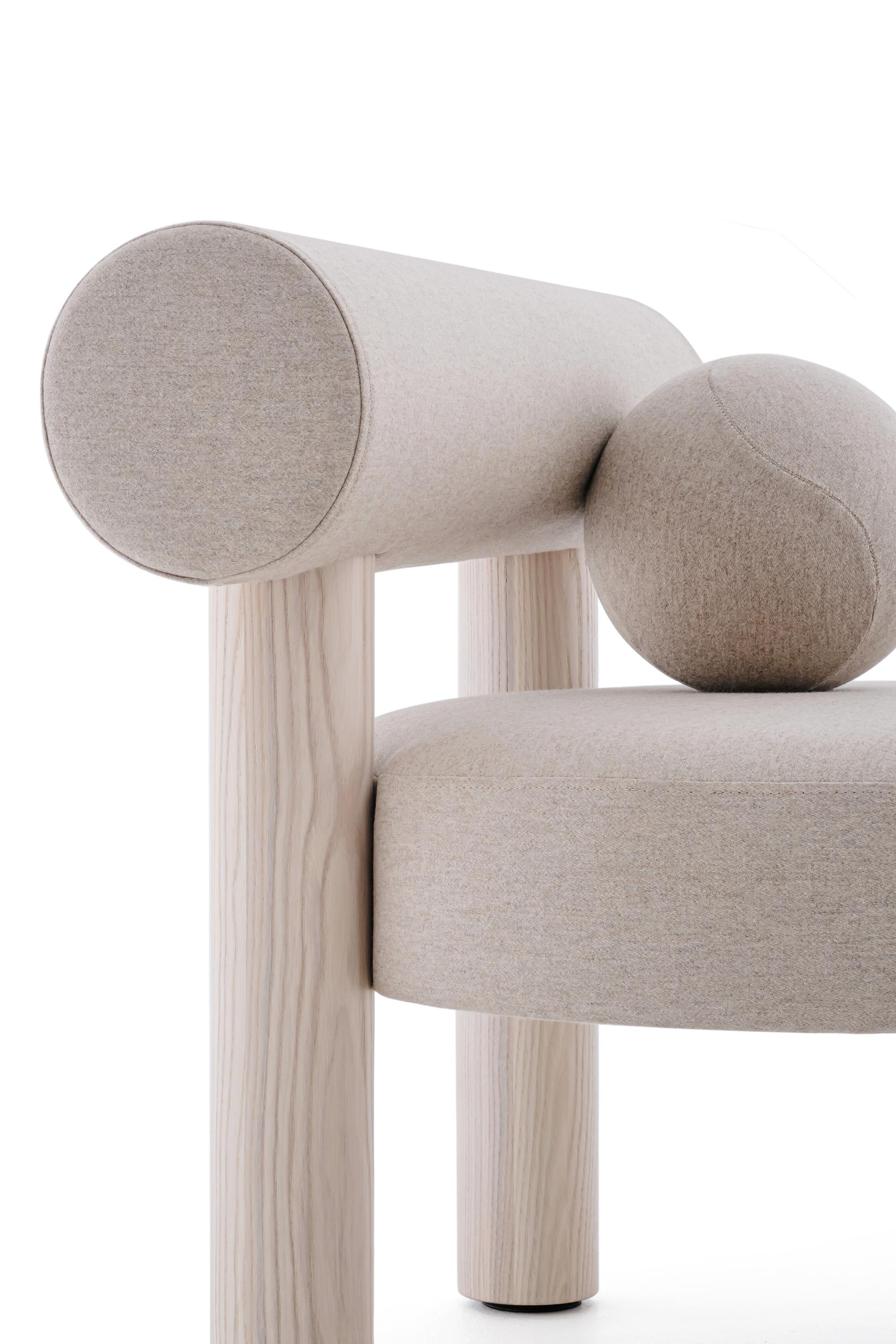 Chaise basse moderne Gropius CS2 avec pieds en bois par NOOM Neuf - En vente à Paris, FR