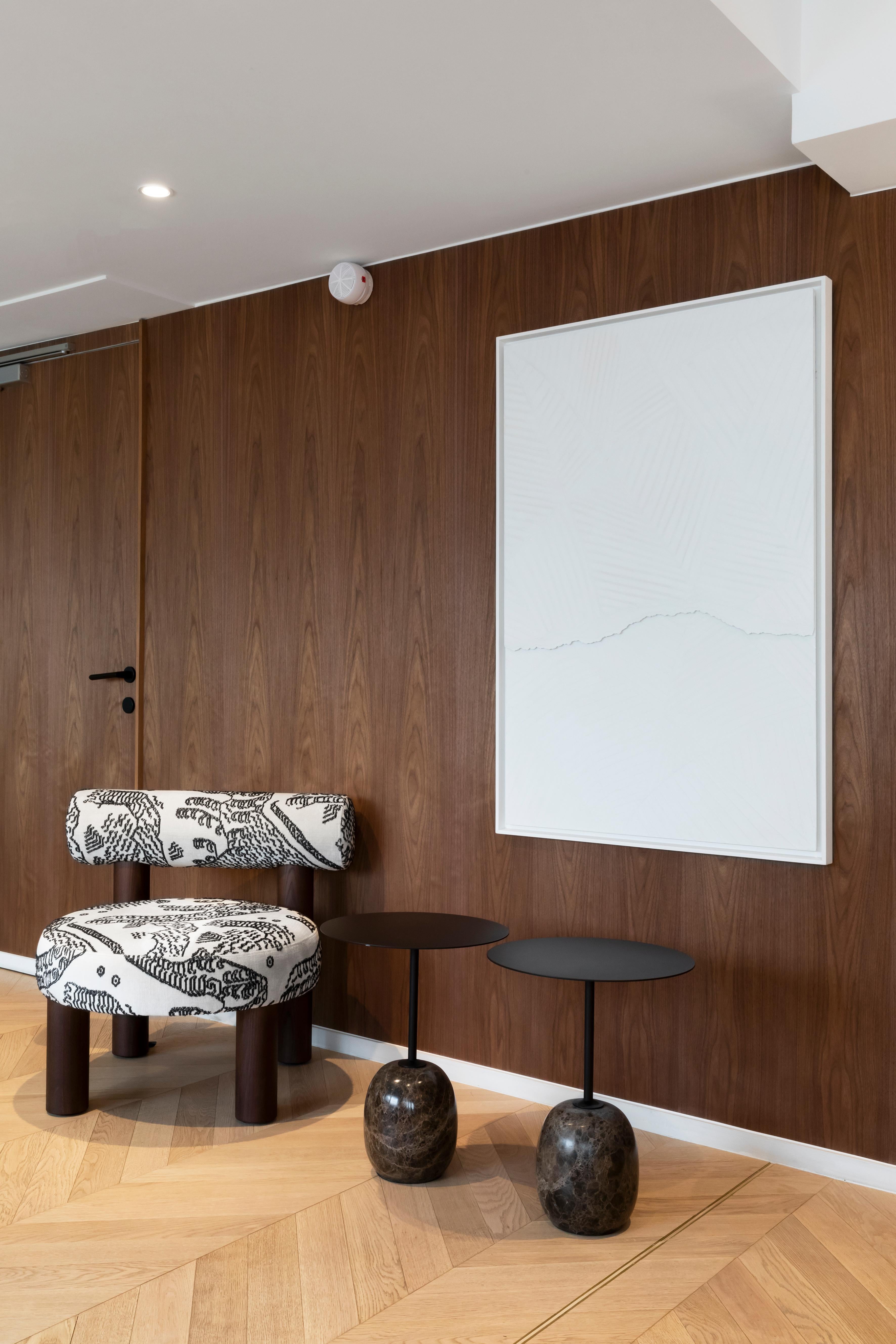 Moderne Chaise basse moderne Gropius CS2 avec pieds en bois par NOOM en vente