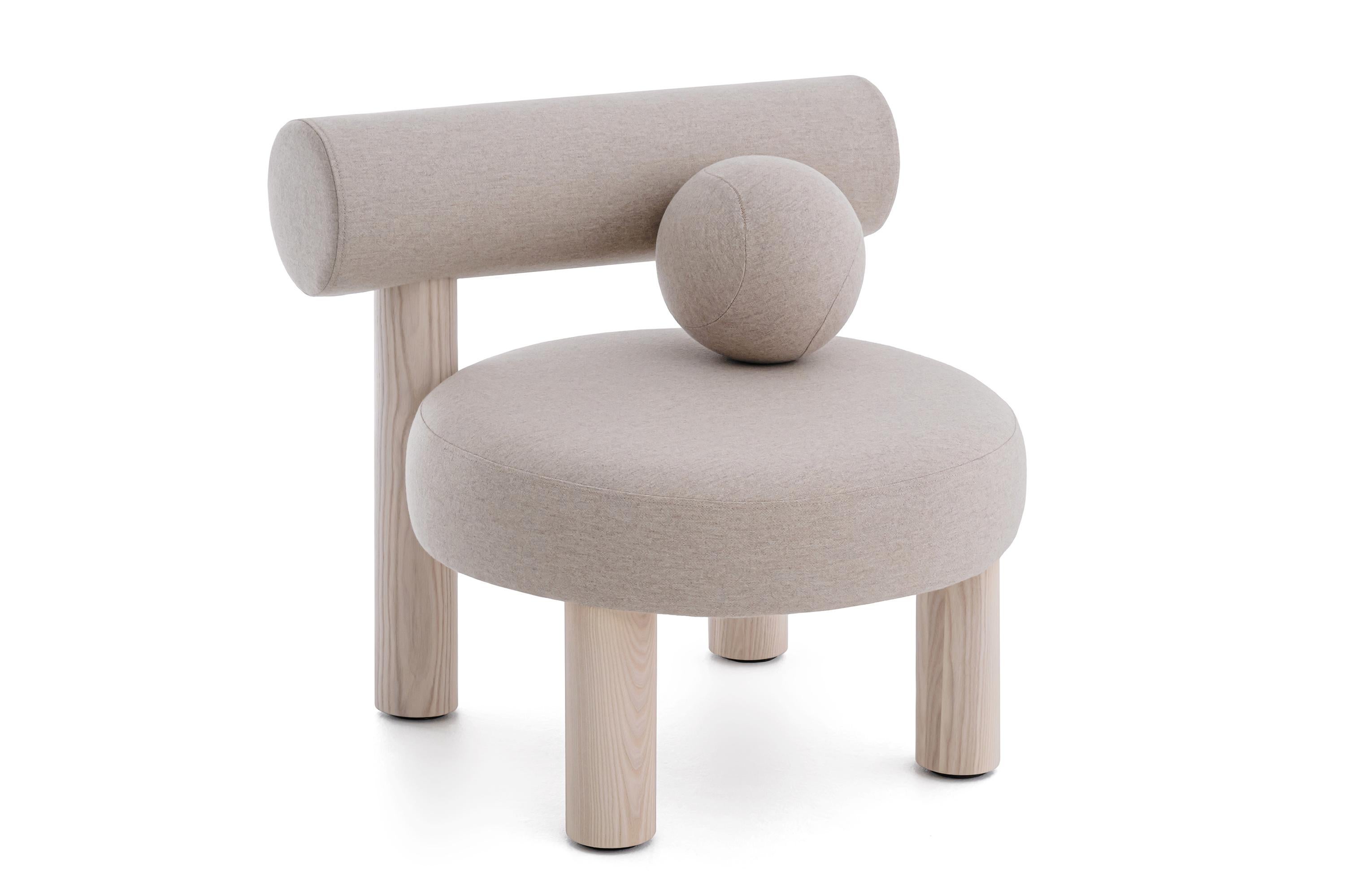 Chaise basse moderne Gropius CS2 avec pieds en bois par NOOM en vente 1