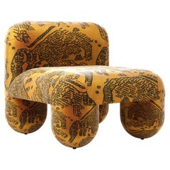 Moderner niedriger Stuhl Hello aus Dedar Tiger Mountain fauve Jacquard Samt von Noom