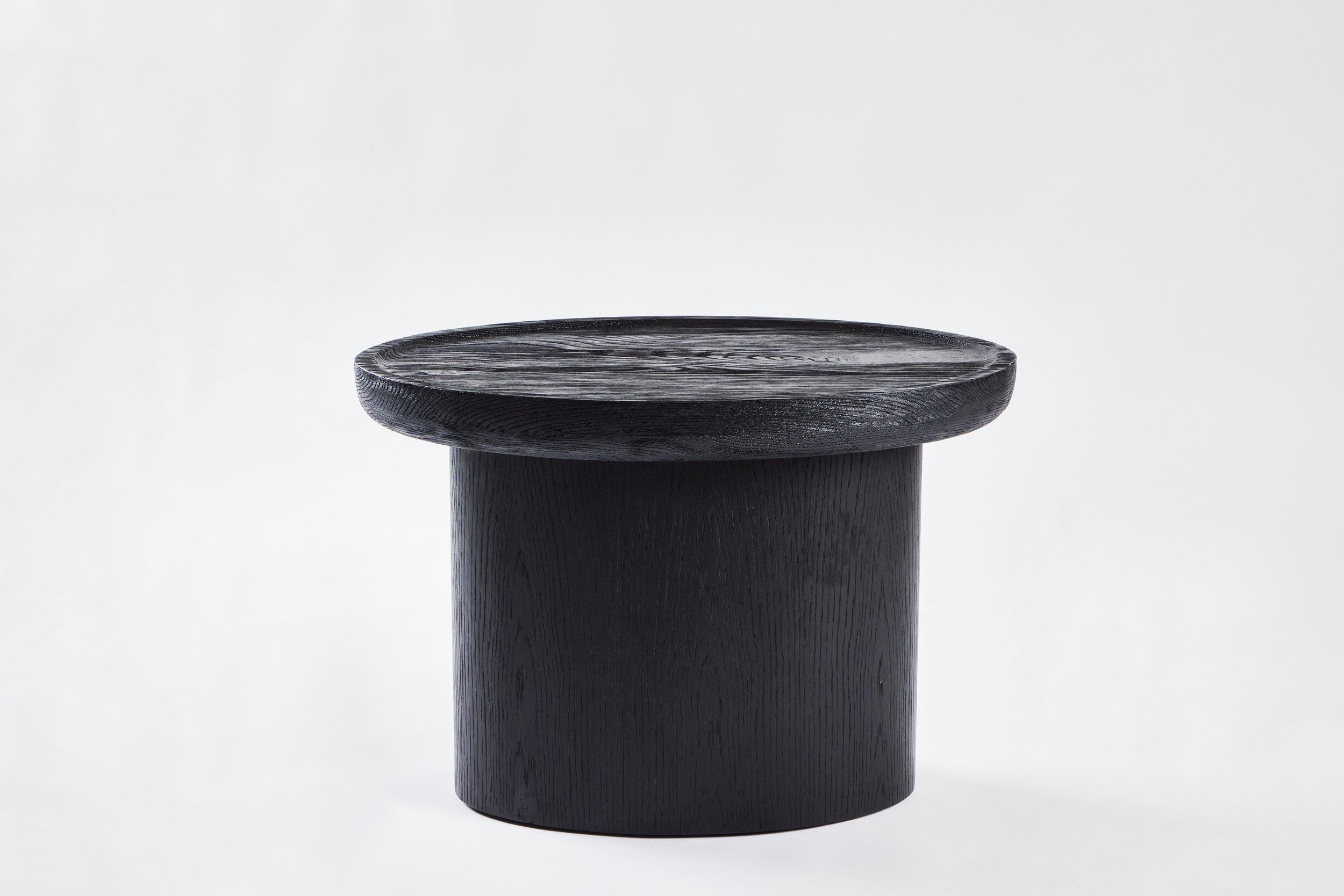 Der Findley Oval Low Side Table von Martin & Brockett zeichnet sich durch die für die Collection'S charakteristische geschnitzte, geschwungene Lippe mit einem ovalen Sockel aus.

H 19 in. x B 28 in. x T 20 in.

Auf Bestellung in weiteren