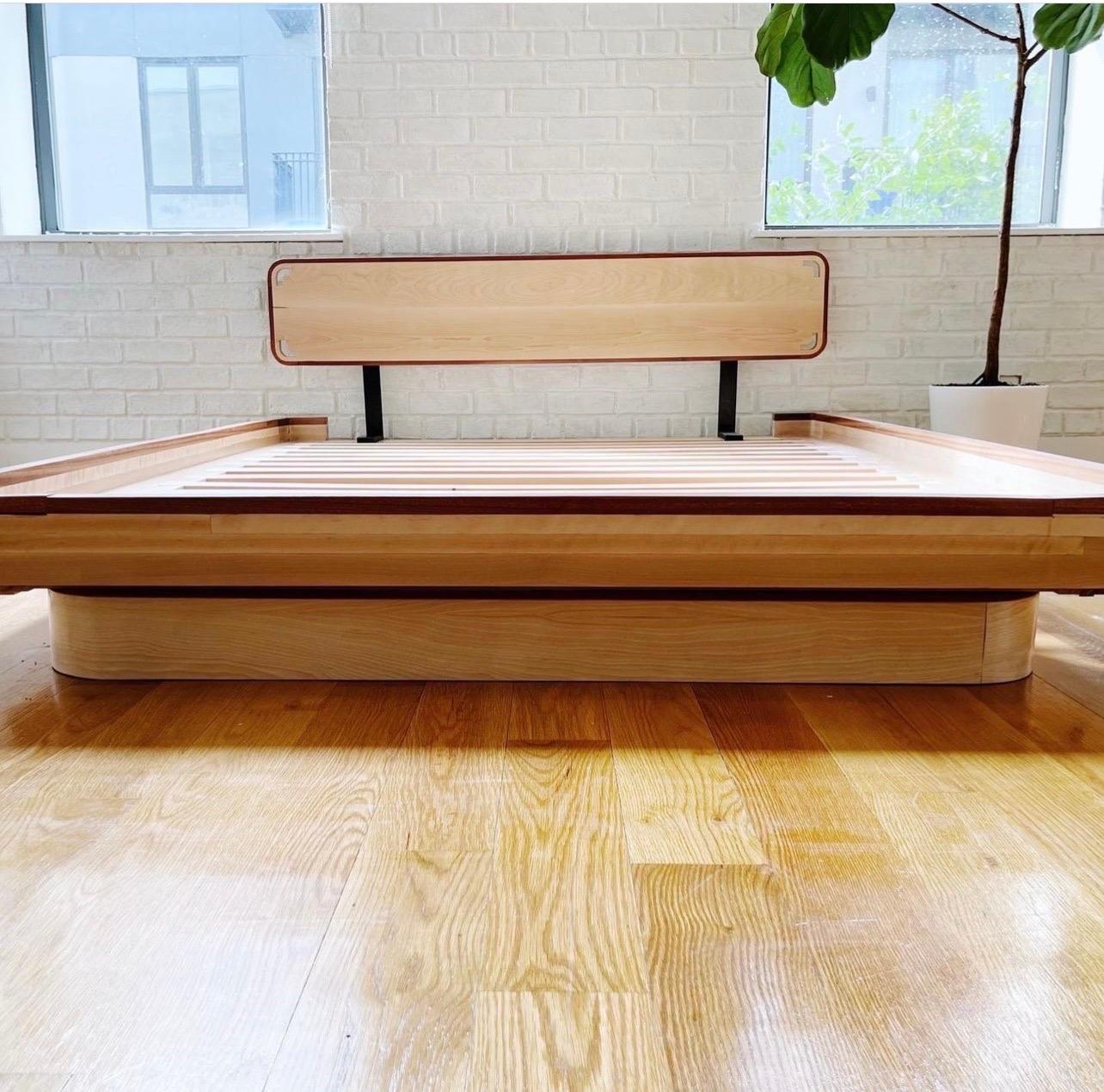 Ich bin ein in Brooklyn ansässiger Möbeldesigner. Ich habe dieses Bett mit Blick auf die Natur entworfen. Inspiriert von den weichen Kurven der Natur. Das Bett ist kräftig, aber nicht übermächtig. Es ist eine großartige Ergänzung für jedes