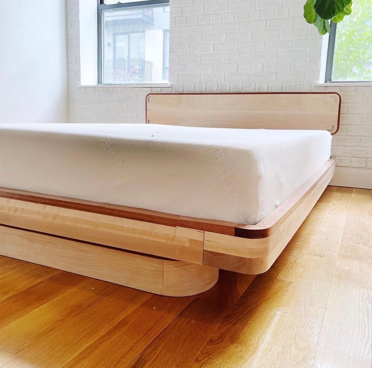 Acier Cadre de lit moderne à profil bas en érable massif et acajou en vente