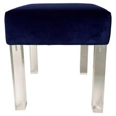 Taburete bajo moderno de terciopelo azul marino con patas de lucite