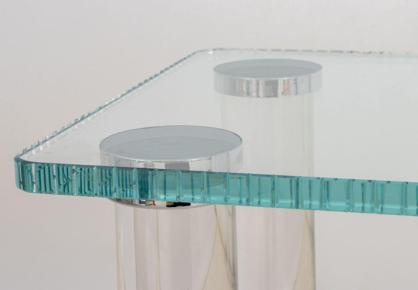 Moderne zweigeschossige Etagere aus Lucit und Glas (20. Jahrhundert) im Angebot