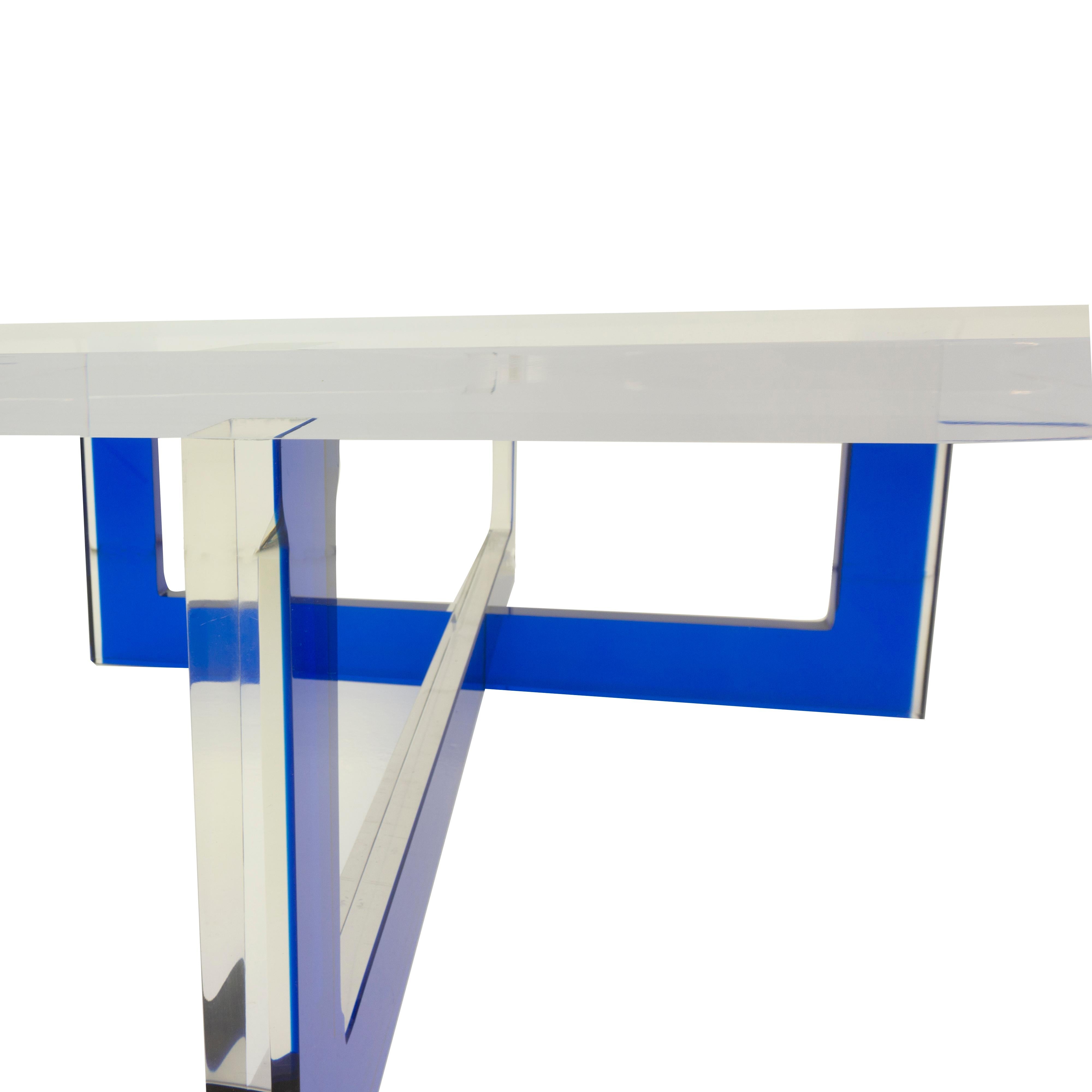 Table basse moderne en lucite avec base bleue en vente 5