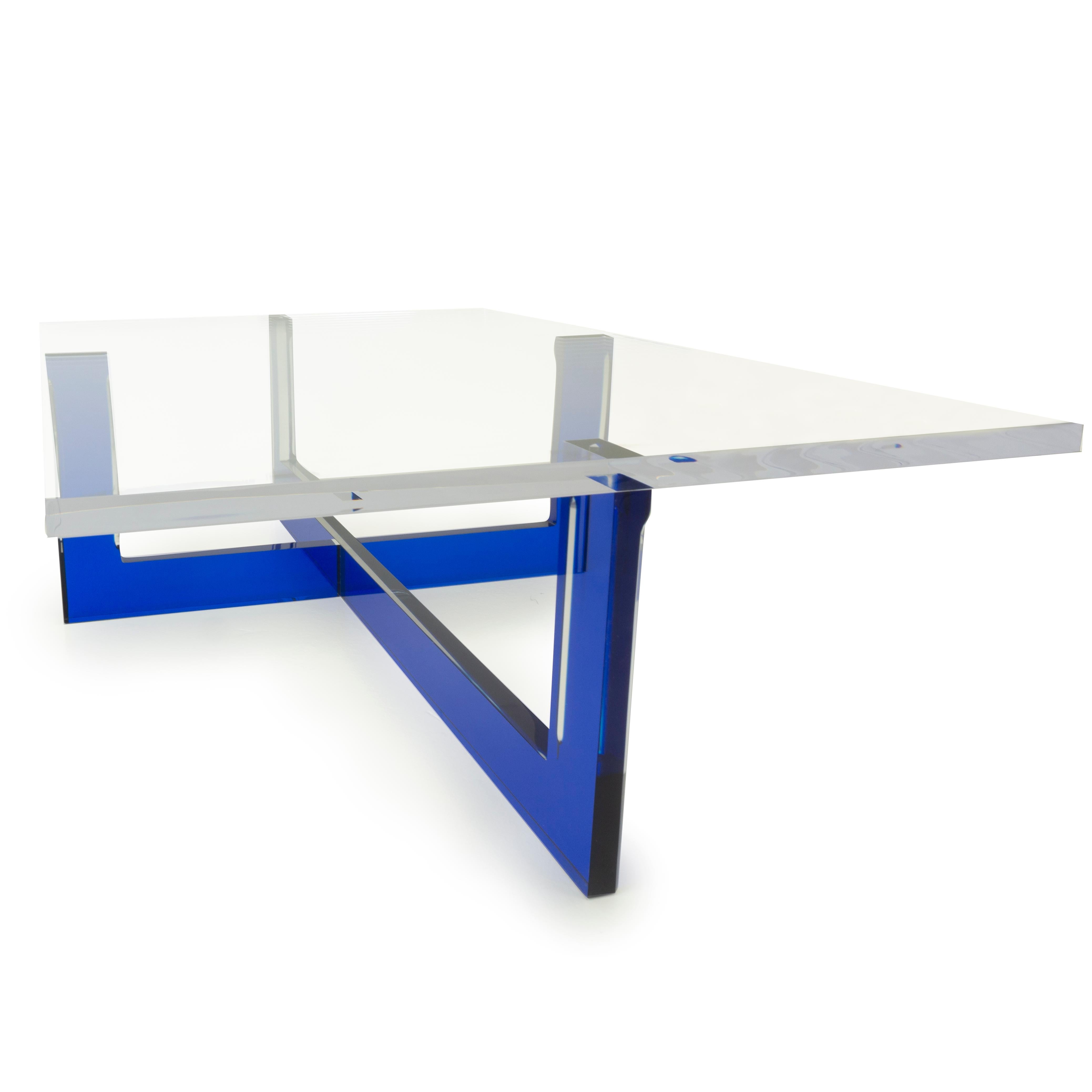 Table basse moderne en lucite avec base bleue en vente 7